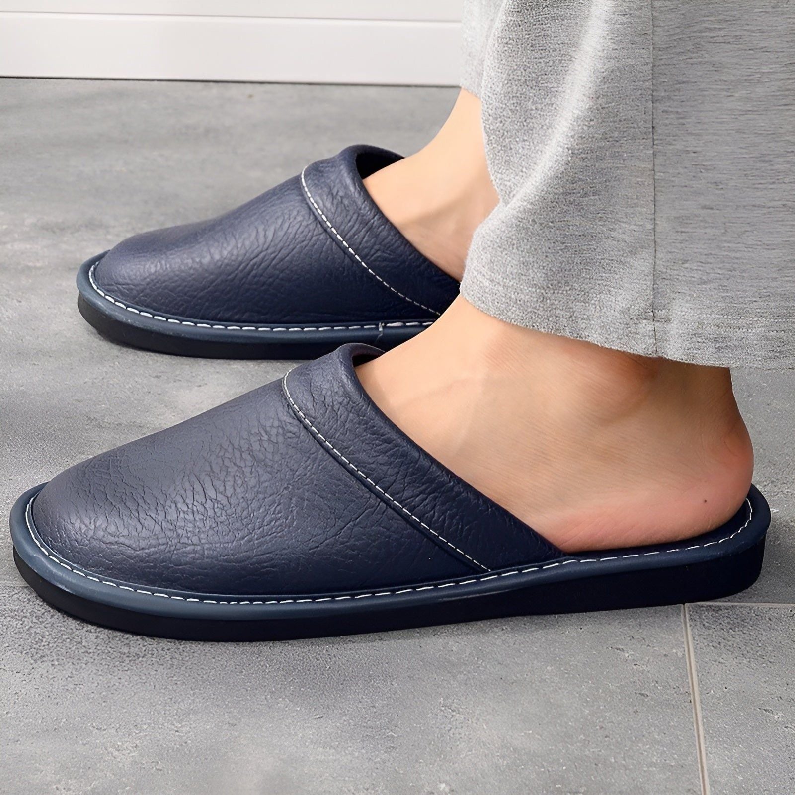 LuxeComfort Slippers - Lässige Kunstleder-Hausschuhe für Herren Elegare