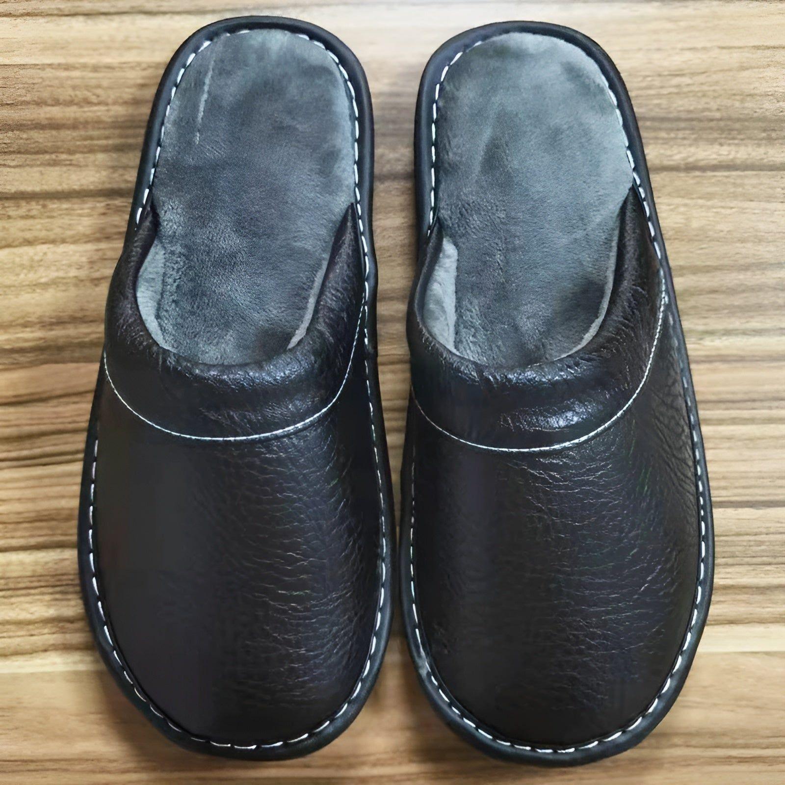 LuxeComfort Slippers - Lässige Kunstleder-Hausschuhe für Herren Elegare