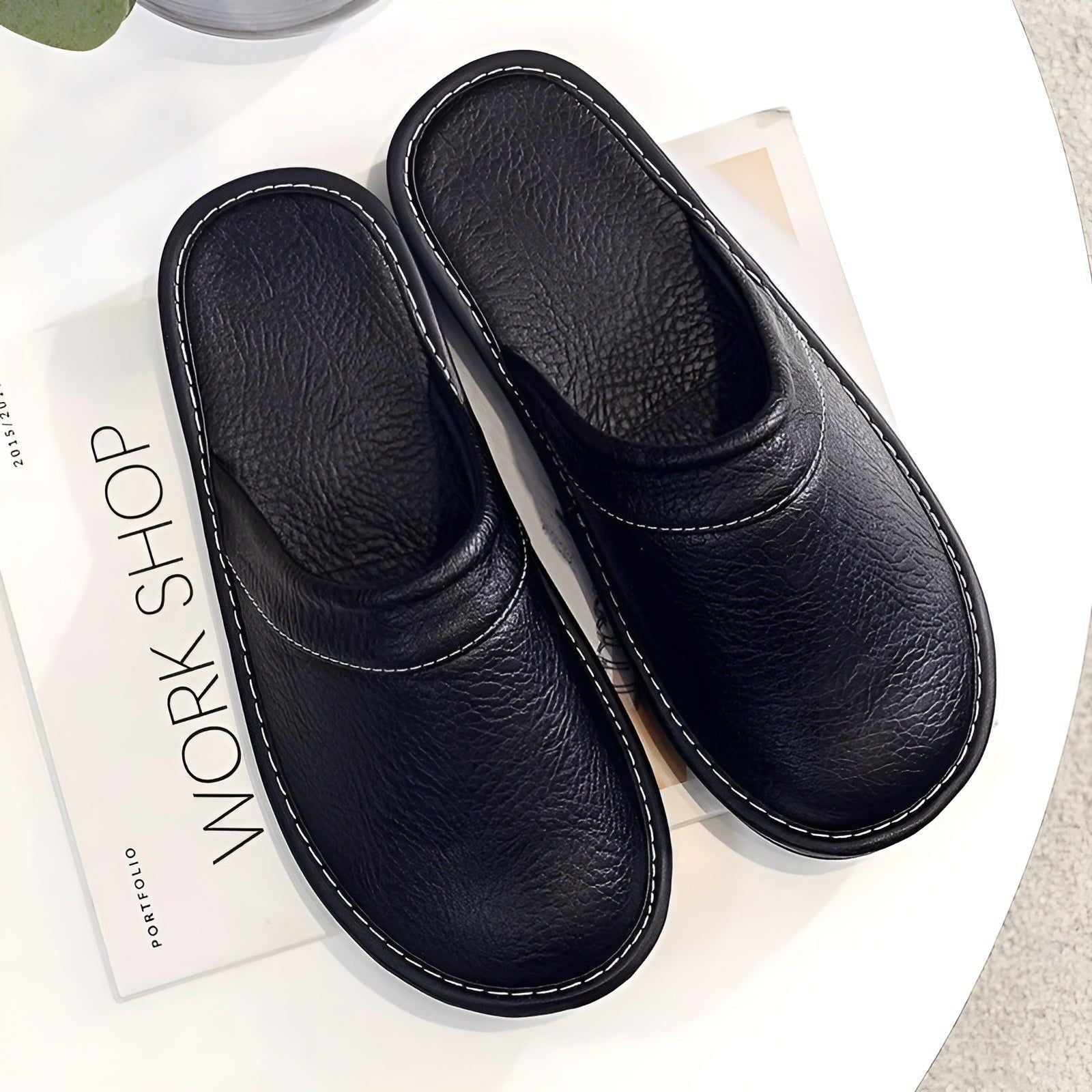 LuxeComfort Slippers - Lässige Kunstleder-Hausschuhe für Herren Elegare