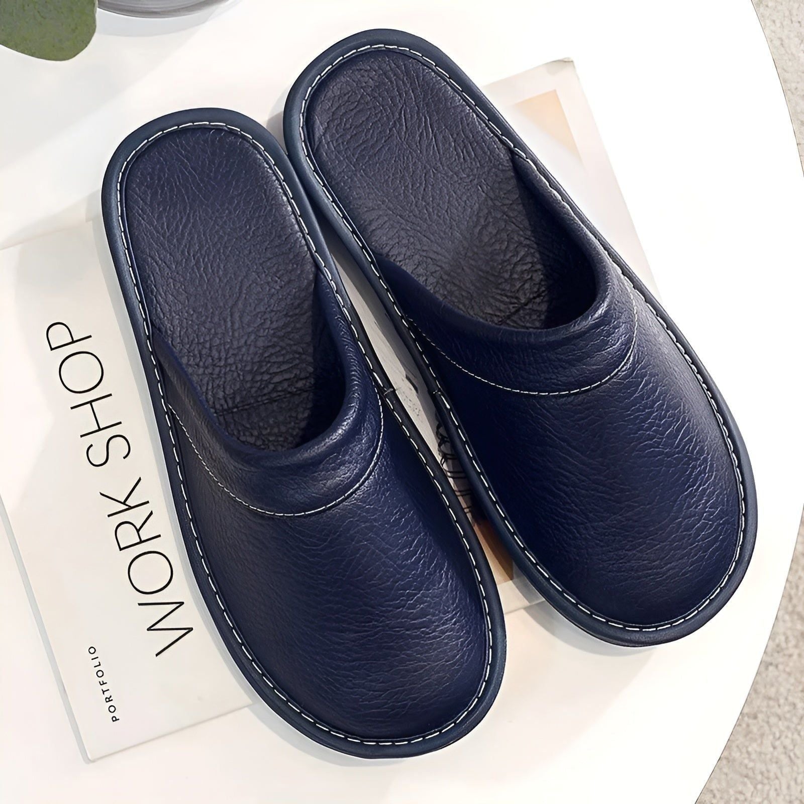 LuxeComfort Slippers - Lässige Kunstleder-Hausschuhe für Herren Elegare