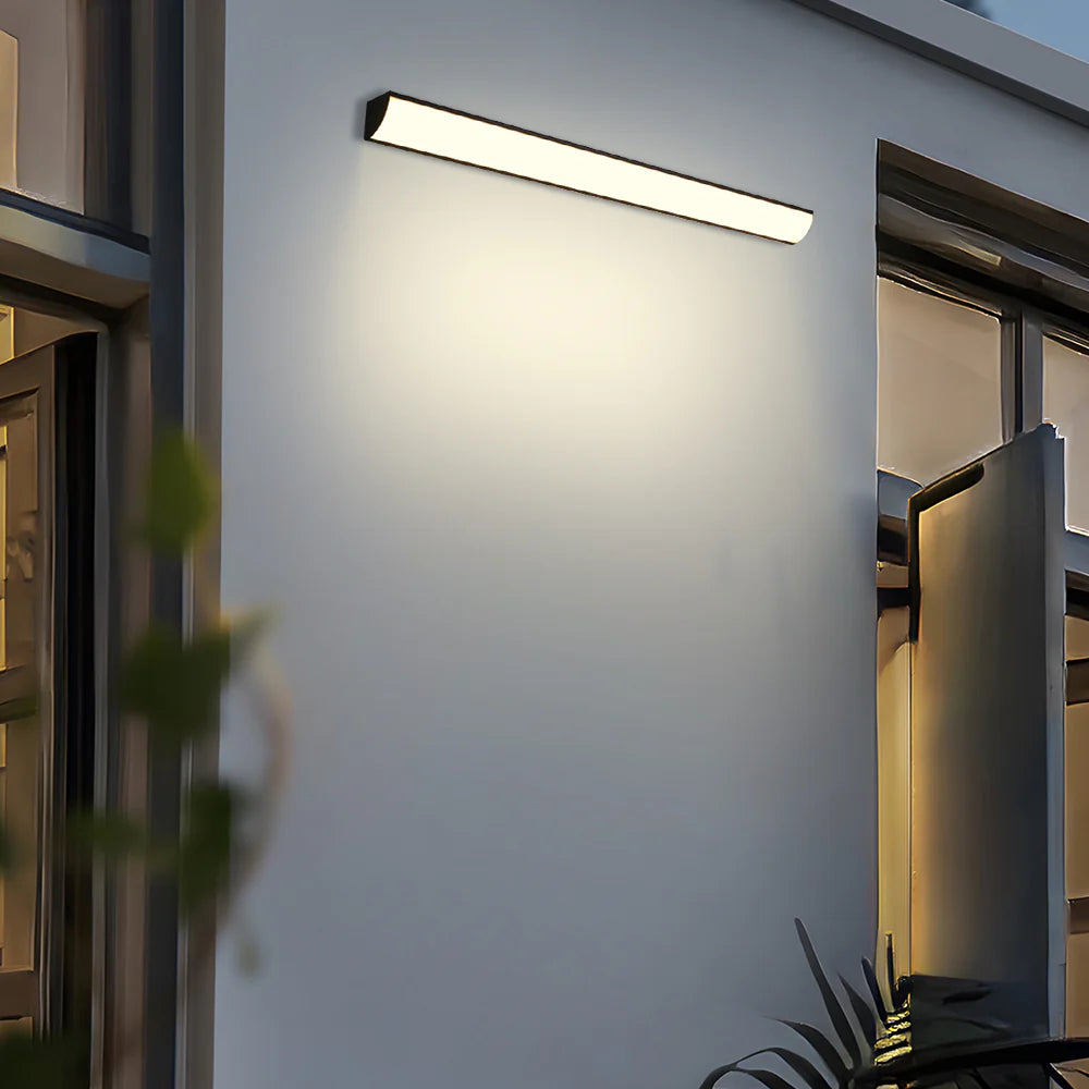 Moderne Außenwandleuchte beleuchtet Terrasse, warm- oder neutralweißes Licht wählbar