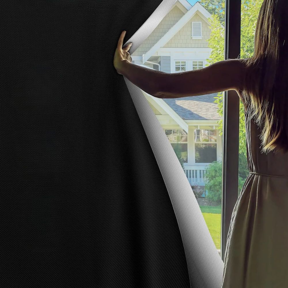 Blickdichte Fensterfolie schwarz – Sichtschutz und Verdunkelung kombiniert