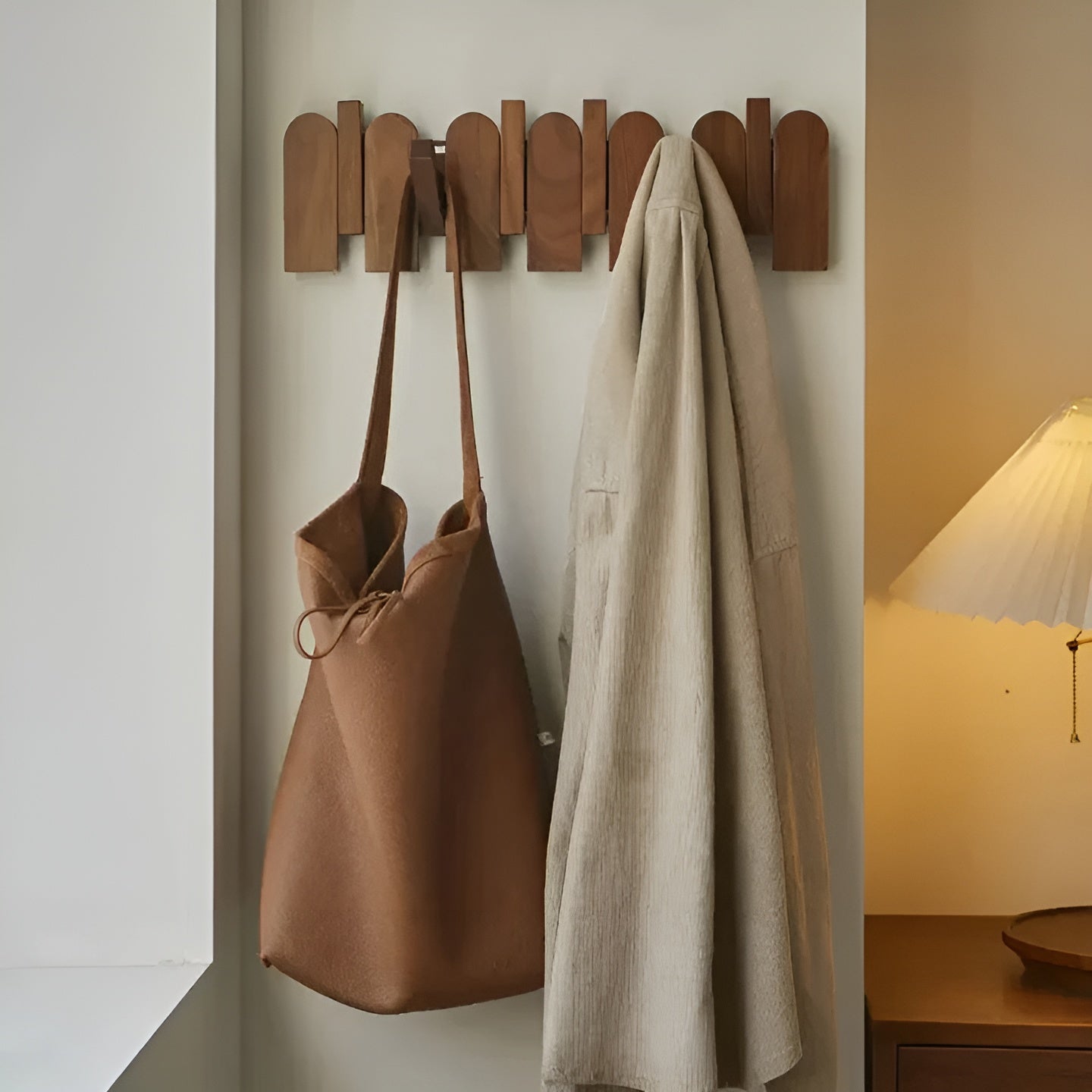 Klappbare Garderobenleiste aus Holz – Stilvolle Wandhakenleiste | Platzsparende Lösung für jeden Raum