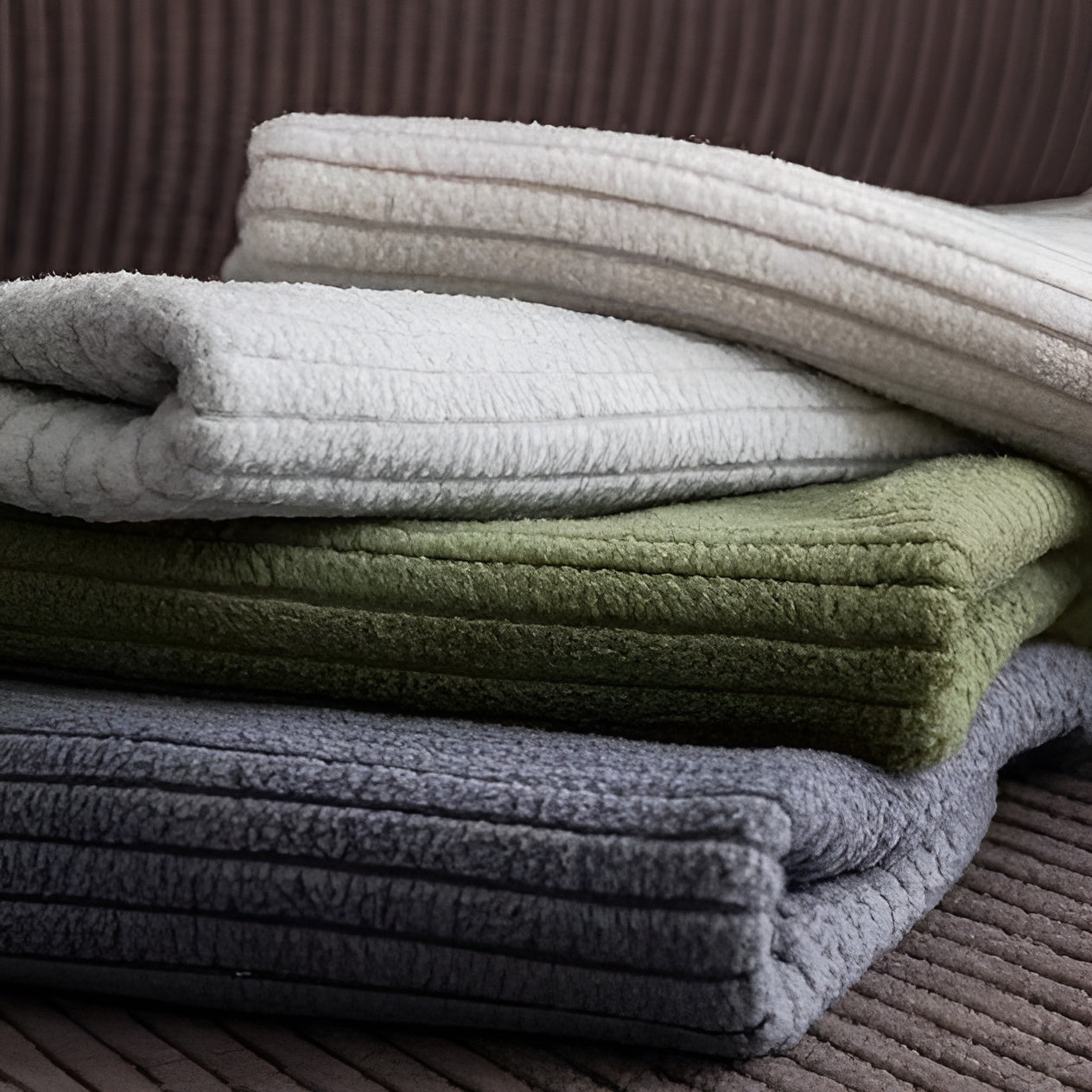 Sofaüberwurf aus Cord – Dehnbar & Kratzfest | Vertikales Streifendesign