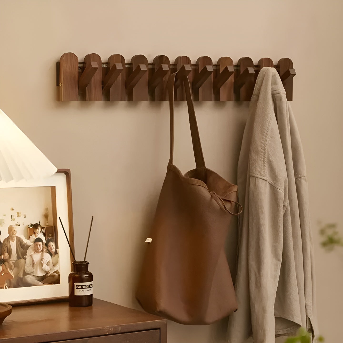 Klappbare Garderobenleiste aus Holz – Stilvolle Wandhakenleiste | Platzsparende Lösung für jeden Raum