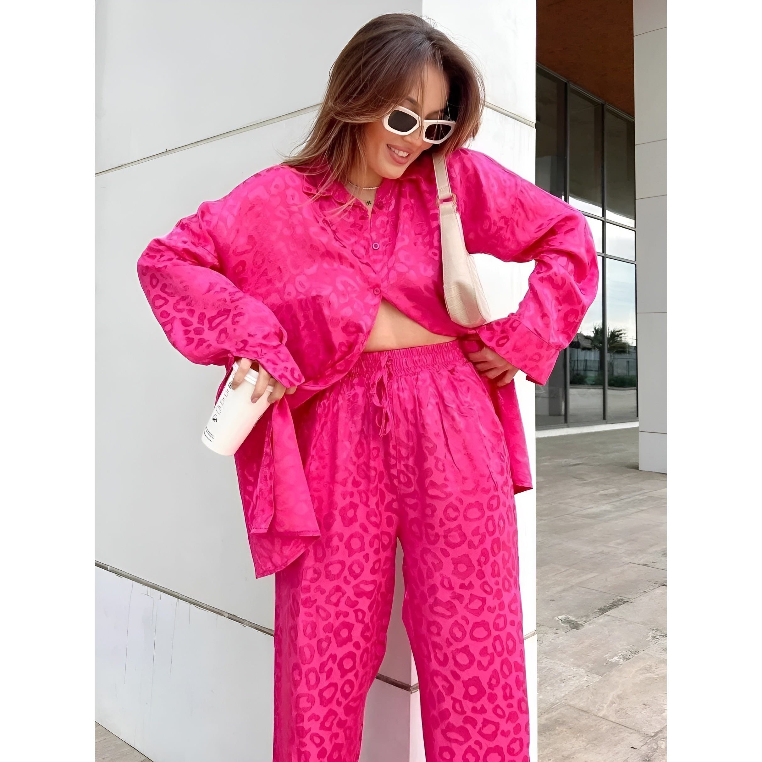 Amore Jumpsuit - Elegantes Satin Pyjama Set mit Leopardenmuster Elegare