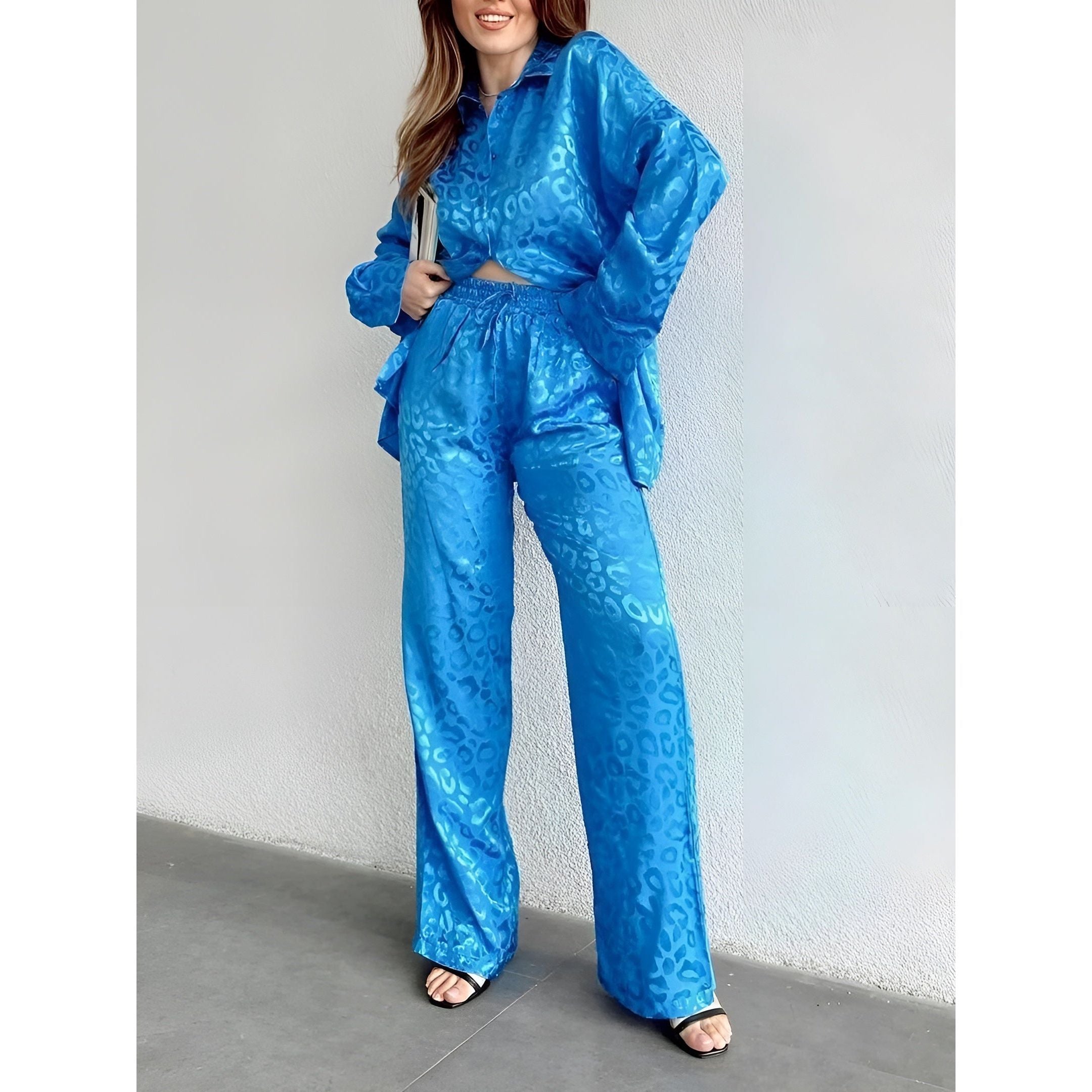 Amore Jumpsuit - Elegantes Satin Pyjama Set mit Leopardenmuster Elegare