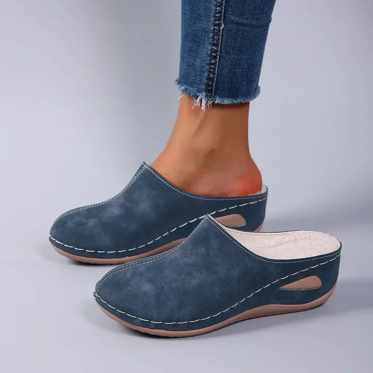 Hausschuhe in Schwarz – Slip-on-Design für den Innenbereich