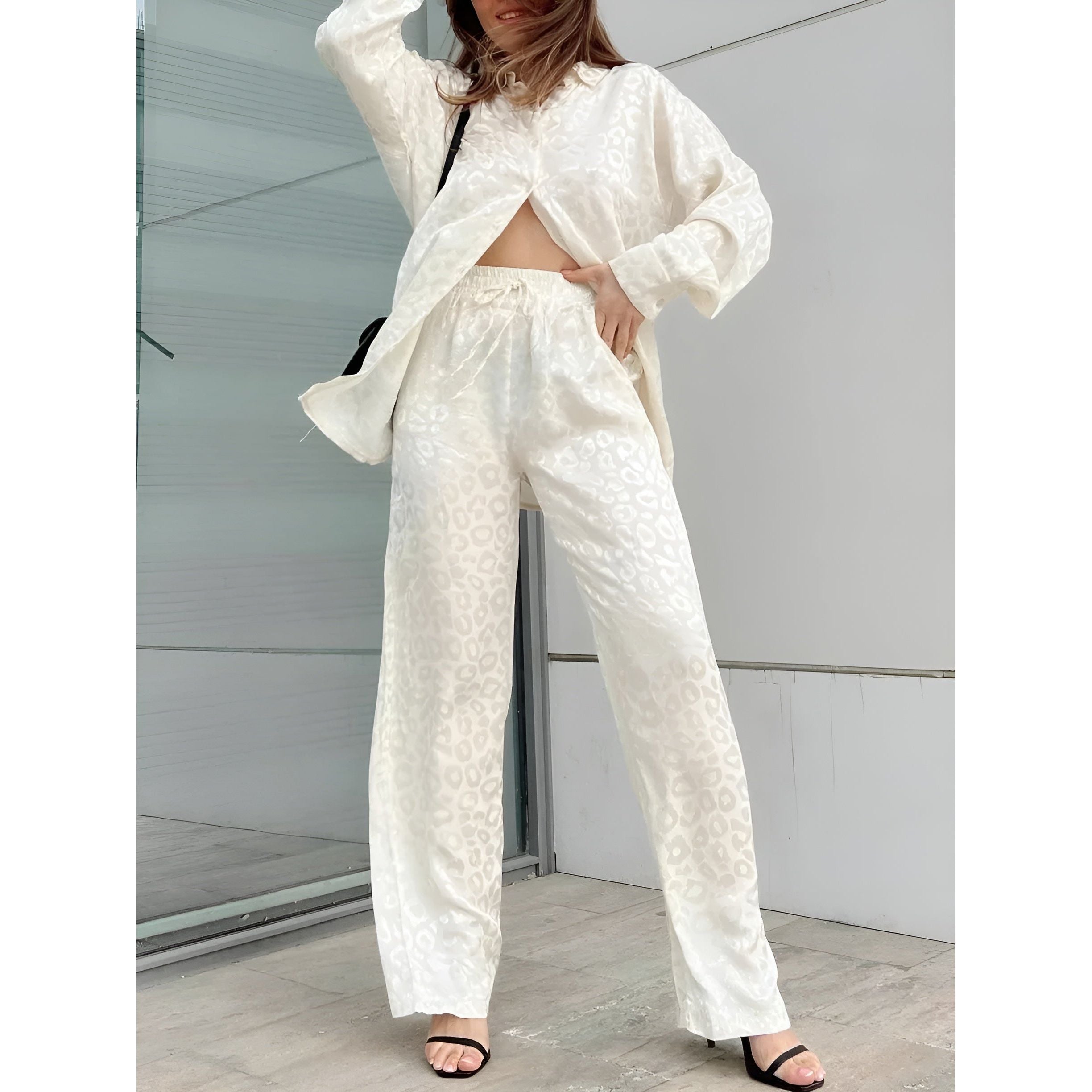 Amore Jumpsuit - Elegantes Satin Pyjama Set mit Leopardenmuster Elegare