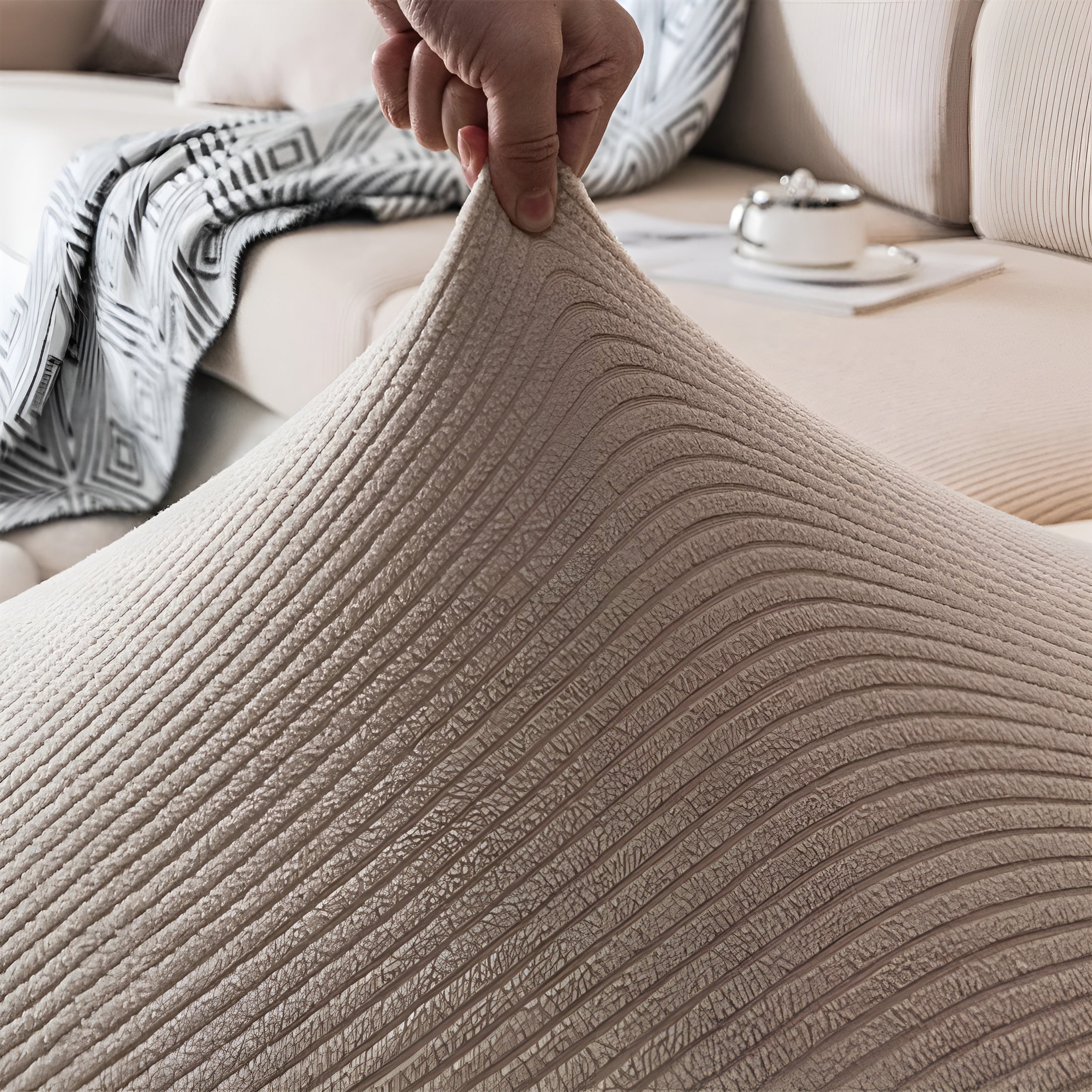 Sofaüberwurf aus Cord – Dehnbar & Kratzfest | Vertikales Streifendesign