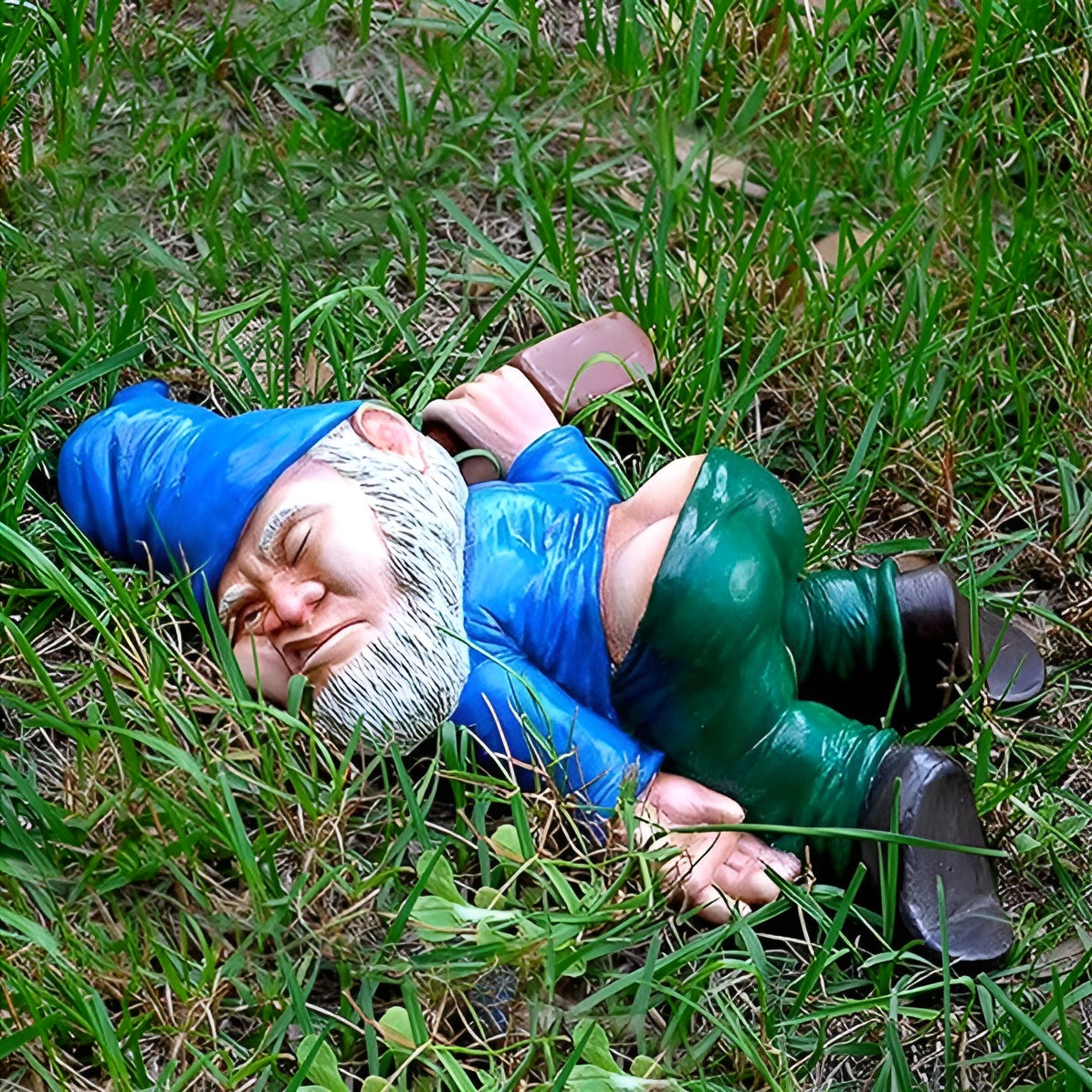 Lustige Gnom-Figur für den Garten – Betrunkener Zwerg | Ideal als Geschenk & Dekoration