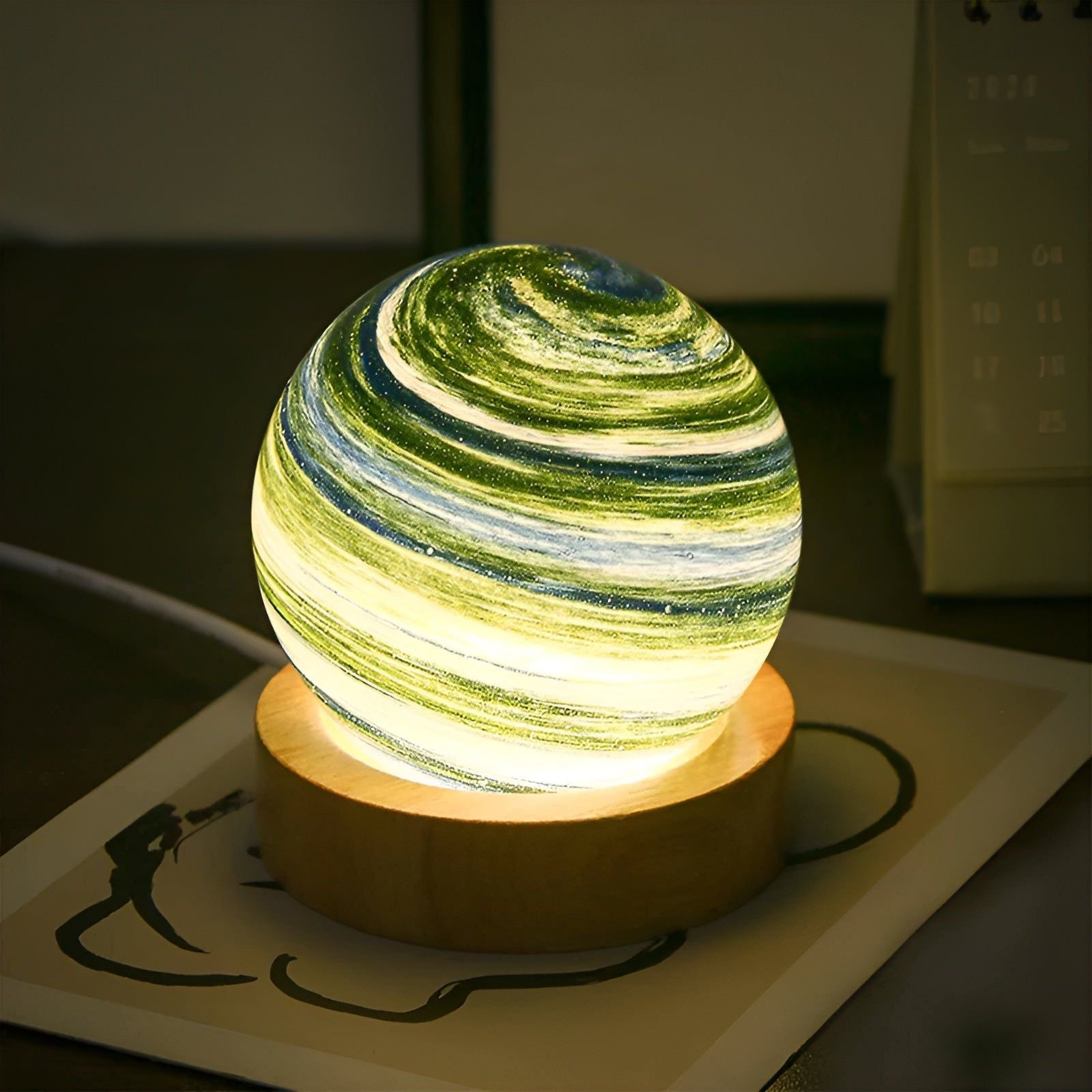 Cosmic Glow - 3D USB-Betriebene Mini Planet Glaslampe mit Holzständer - Elegare