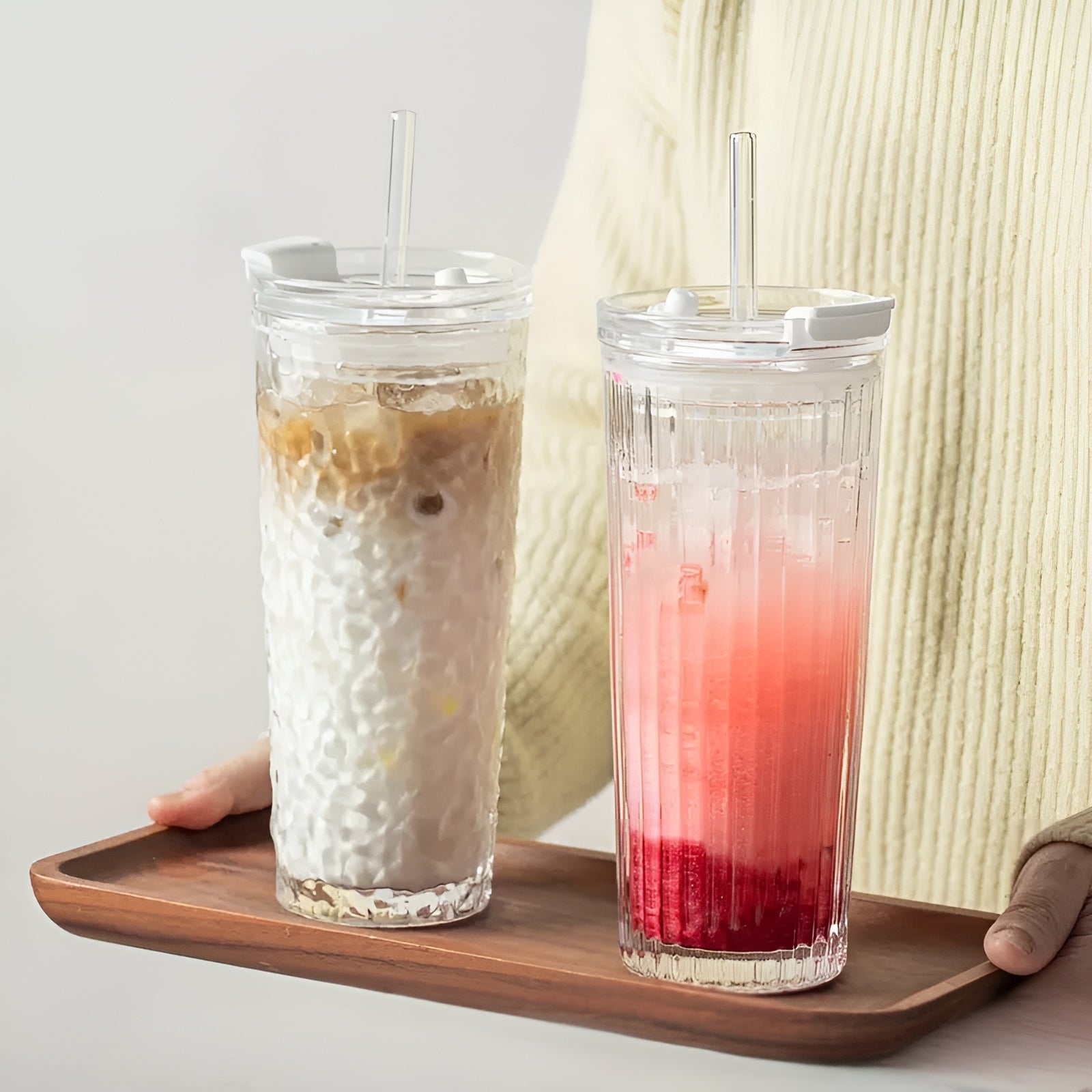 Trinkgläser mit Deckel & Strohhalm – Modernes 2er-Set aus Glas | Wiederverwendbar & Rutschfest, Ideal für Kaffee, Tee & Kaltgetränke