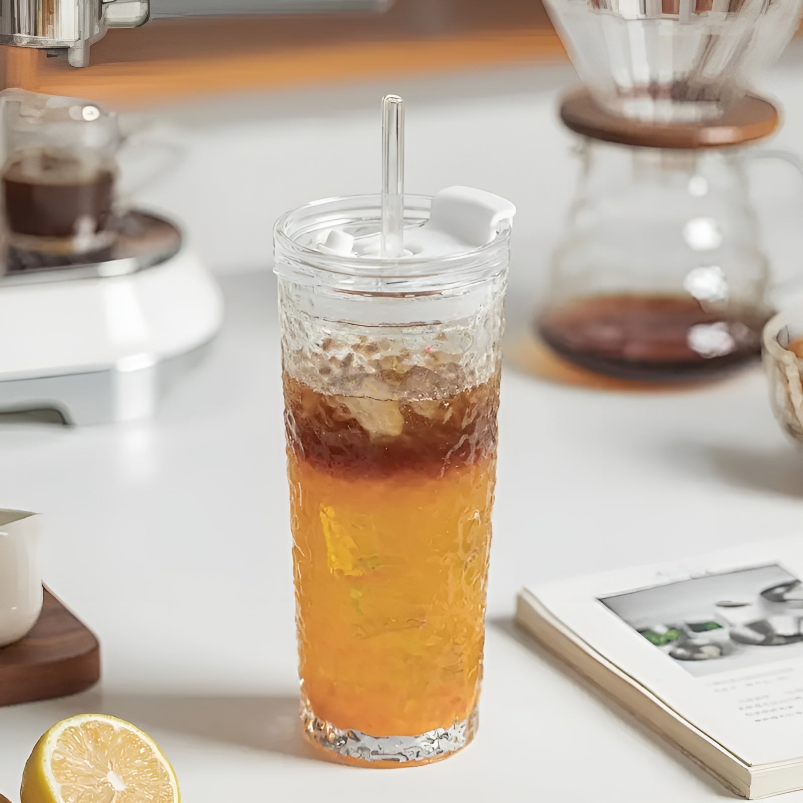 Trinkgläser mit Deckel & Strohhalm – Modernes 2er-Set aus Glas | Wiederverwendbar & Rutschfest, Ideal für Kaffee, Tee & Kaltgetränke