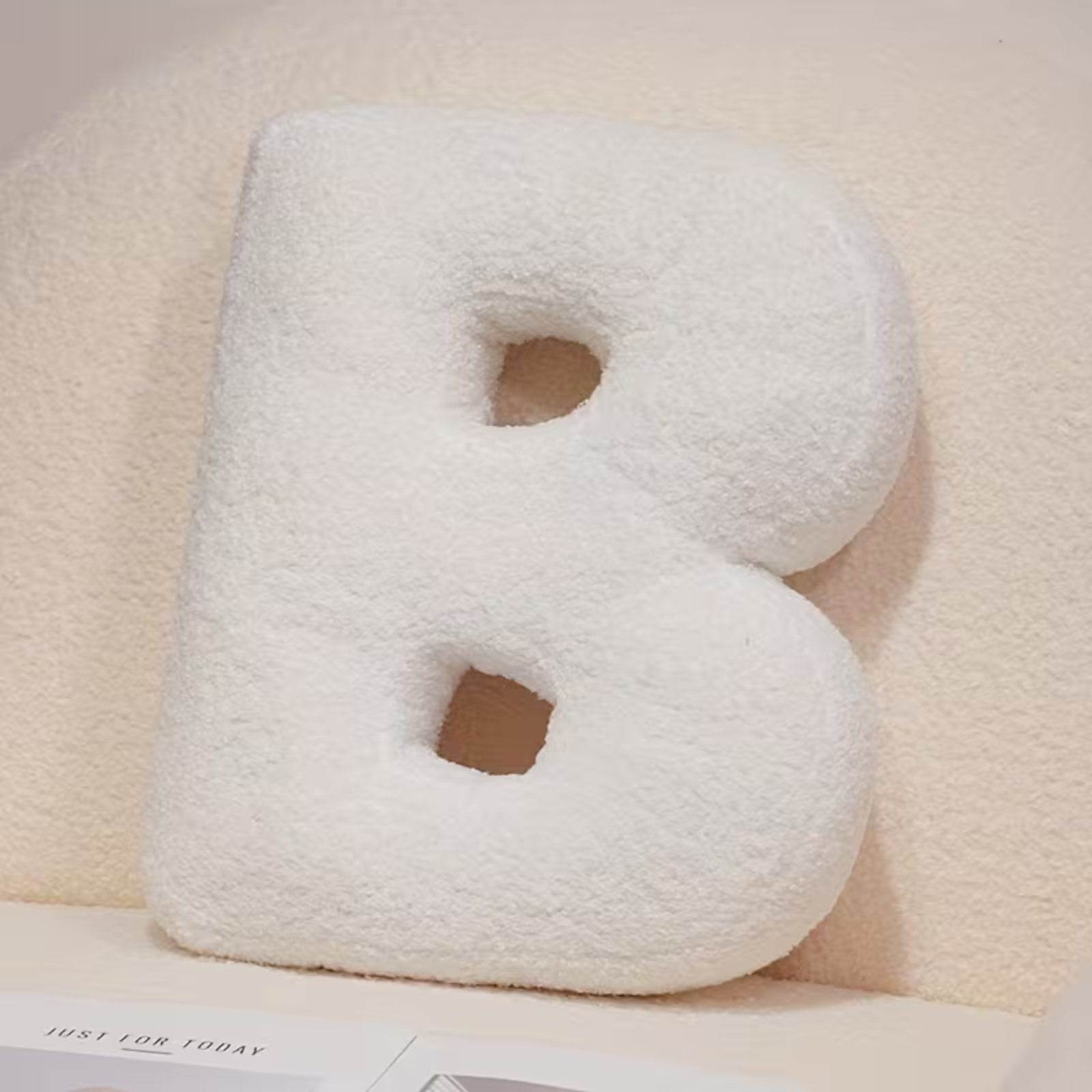 Weiße Buchstaben Dekokissen – Weich Und Kombinierbar | Kreative Kissen Für Ihr Sofa Und Bett - B - Kissen