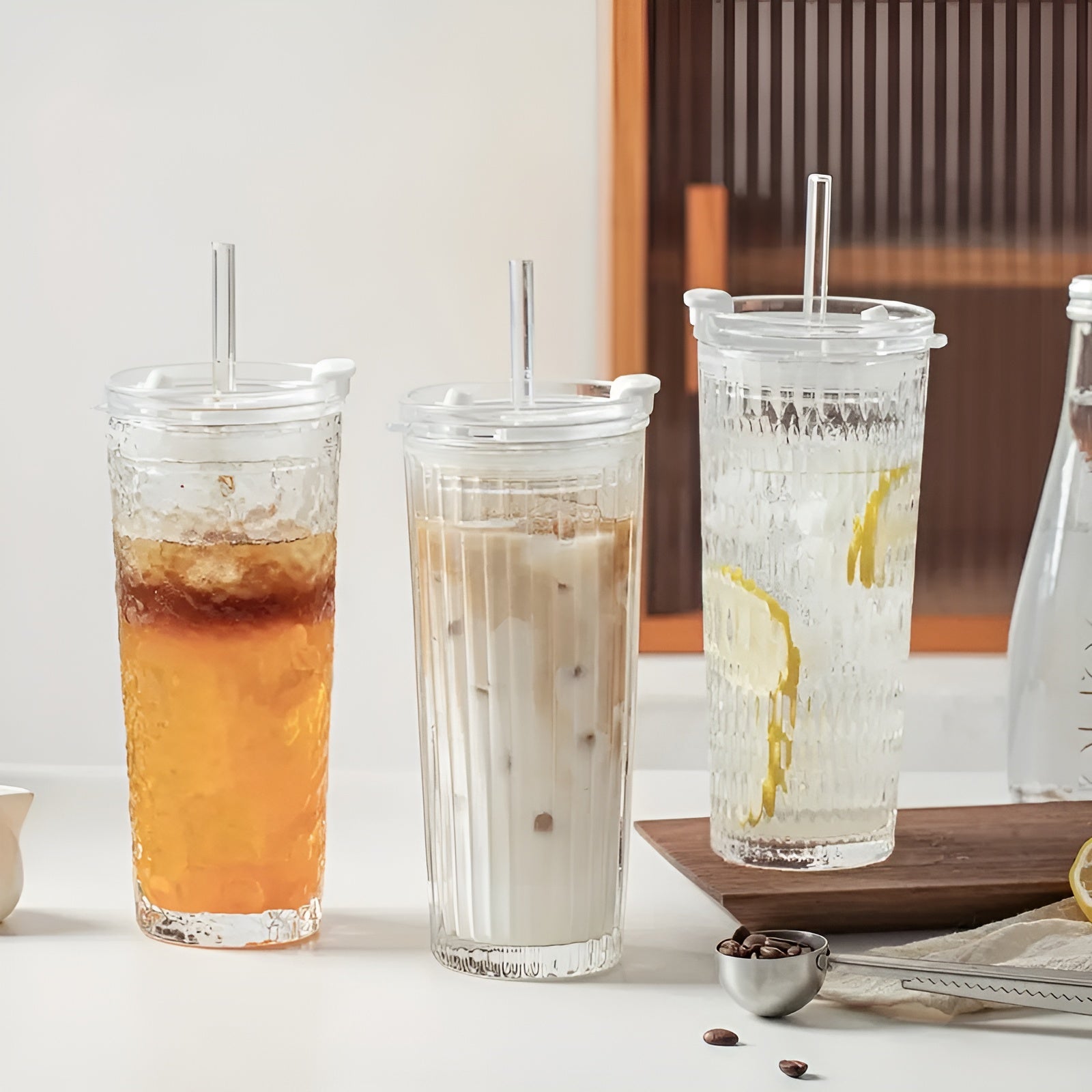Trinkgläser mit Deckel & Strohhalm – Modernes 2er-Set aus Glas | Wiederverwendbar & Rutschfest, Ideal für Kaffee, Tee & Kaltgetränke