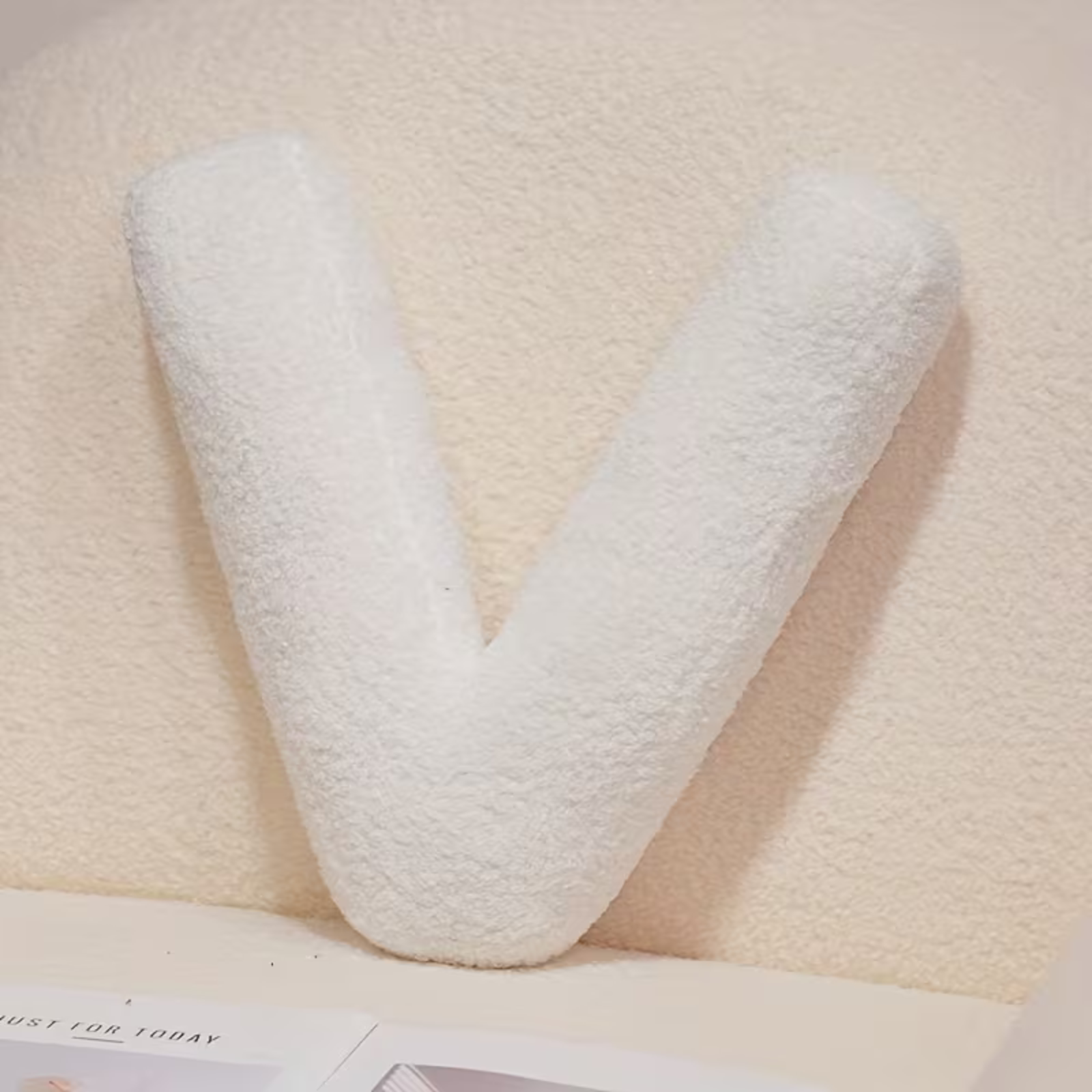 Weiße Buchstaben Dekokissen – Weich Und Kombinierbar | Kreative Kissen Für Ihr Sofa Und Bett - V - Kissen