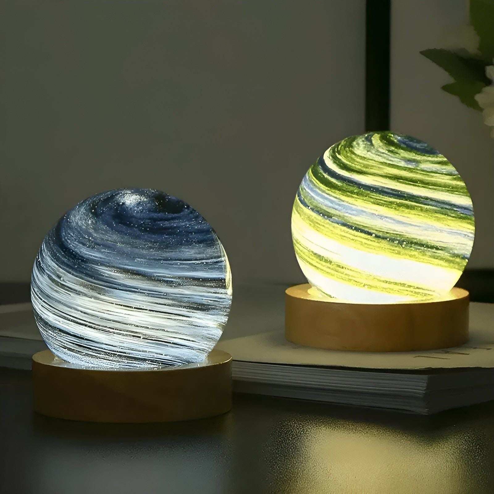 Cosmic Glow - 3D USB-Betriebene Mini Planet Glaslampe mit Holzständer - Elegare