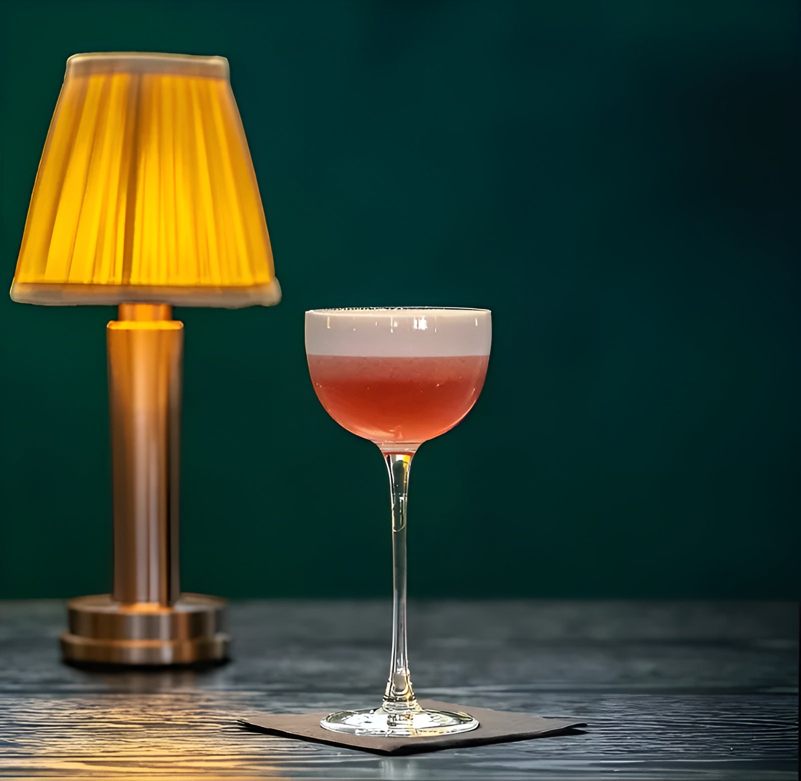 Vintage Tischlampe aus Aluminium – Dimmbare Lampe mit Stoffschirm | Stilvoll für Wohn- oder Bartisch