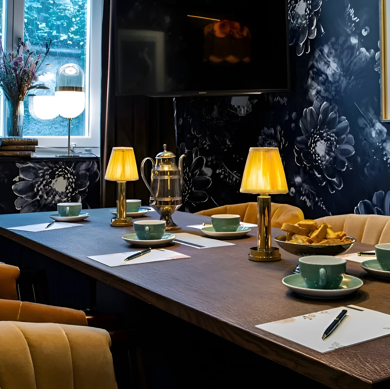 Vintage Tischlampe aus Aluminium – Dimmbare Lampe mit Stoffschirm | Stilvoll für Wohn- oder Bartisch