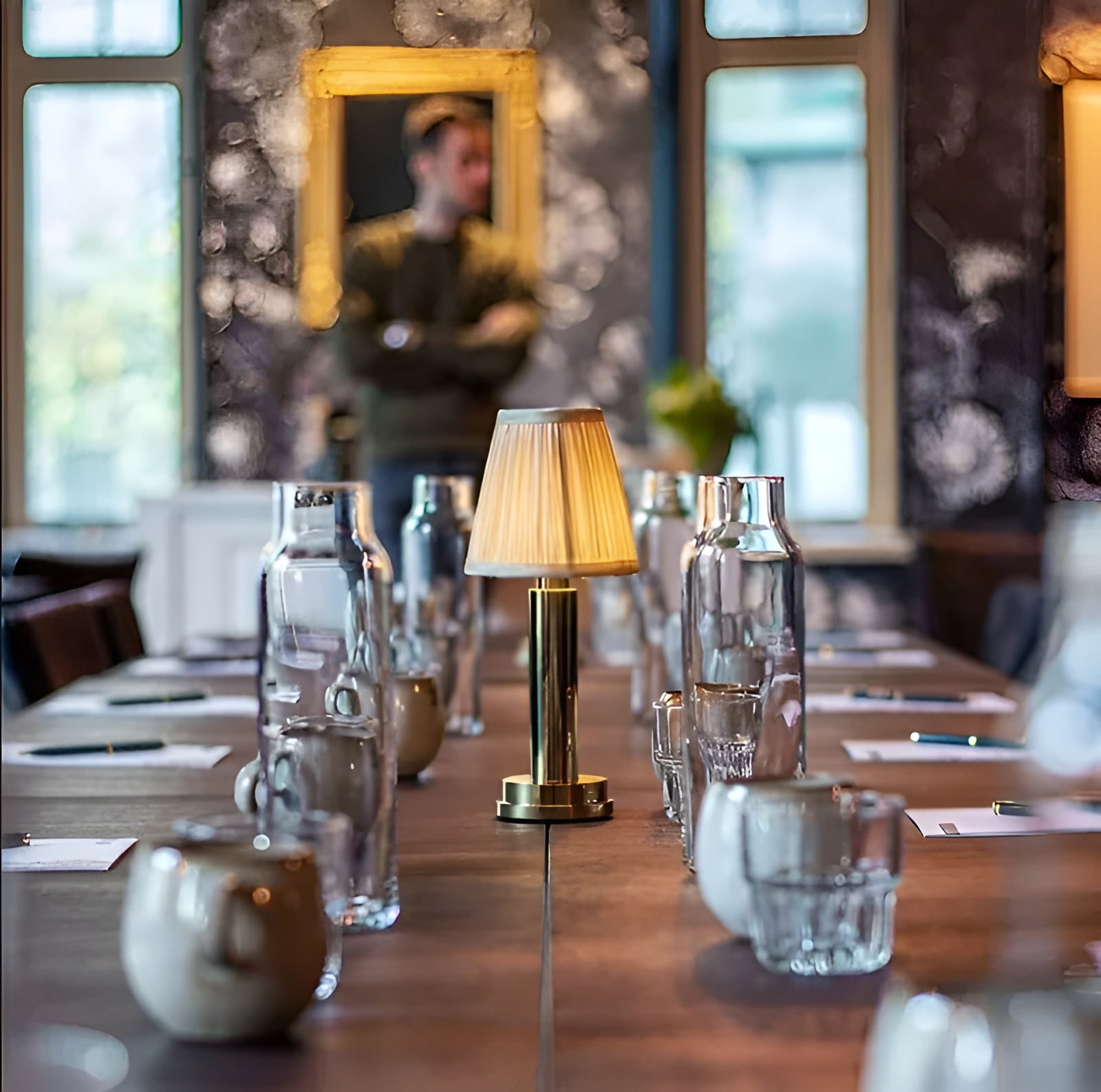 Vintage Tischlampe aus Aluminium – Dimmbare Lampe mit Stoffschirm | Stilvoll für Wohn- oder Bartisch