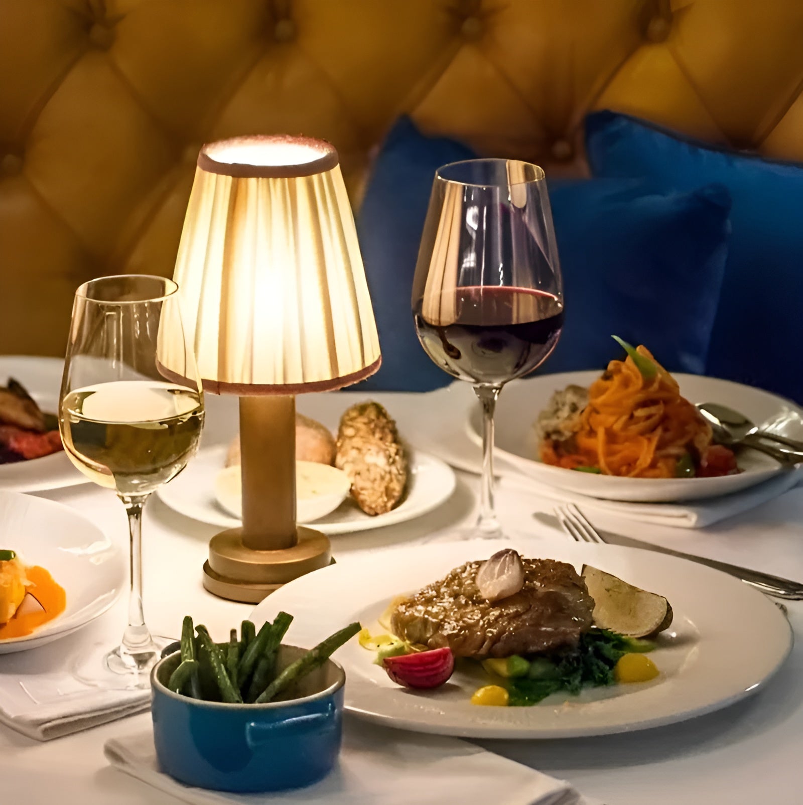 Vintage Tischlampe aus Aluminium – Dimmbare Lampe mit Stoffschirm | Stilvoll für Wohn- oder Bartisch