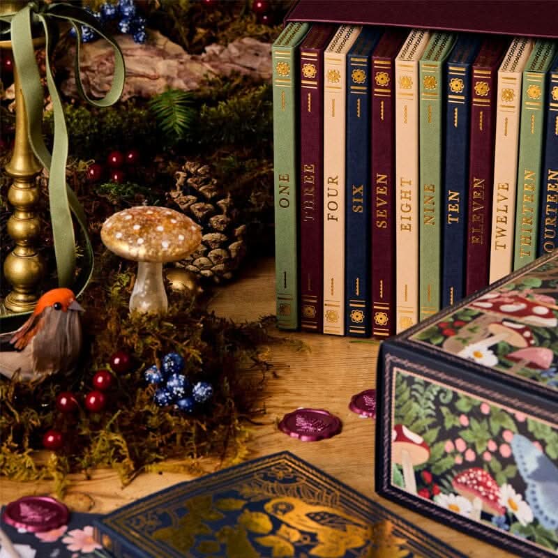 Adventskalender Schreibwaren mit 24 Türchen, Notizbuch und Stiften, Waldmotiv – Vorderansicht