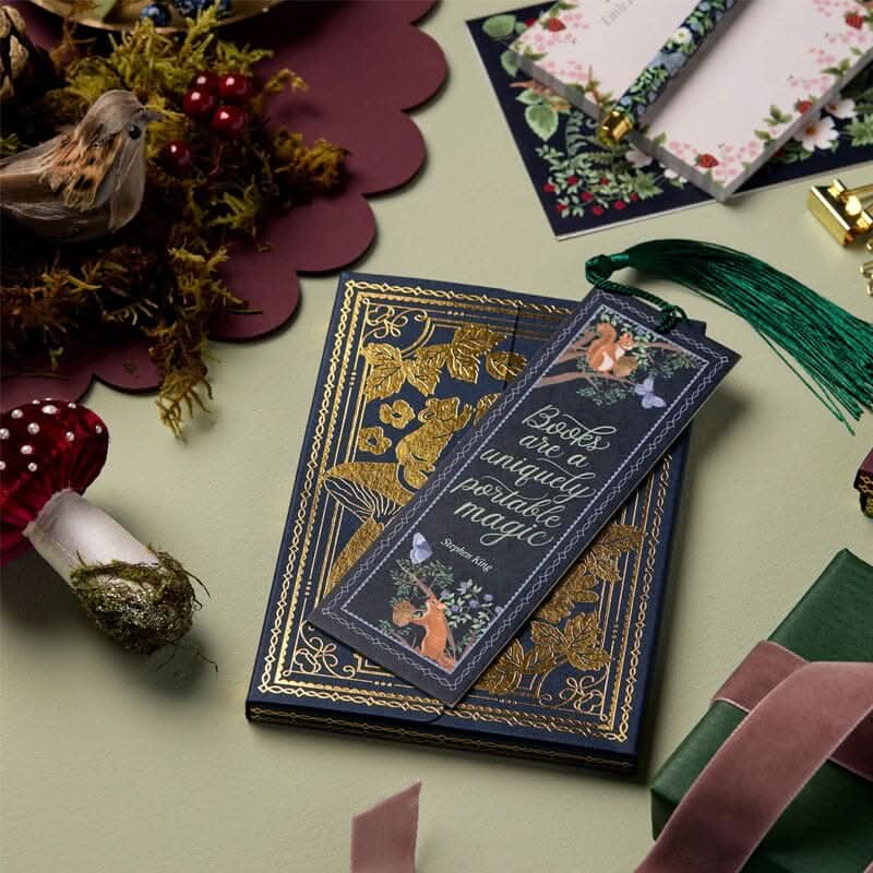 Adventskalender Schreibwaren – geöffnete Türchen mit Notizbuch und Buntstiften