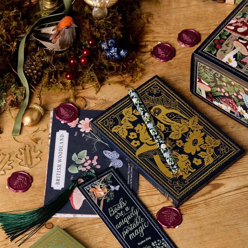 Adventskalender Schreibwaren – plastikfreie Kartonverpackung mit Walddesign
