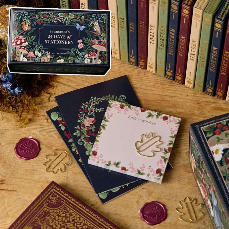 Adventskalender Schreibwaren auf Schreibtisch als Weihnachtsdekoration