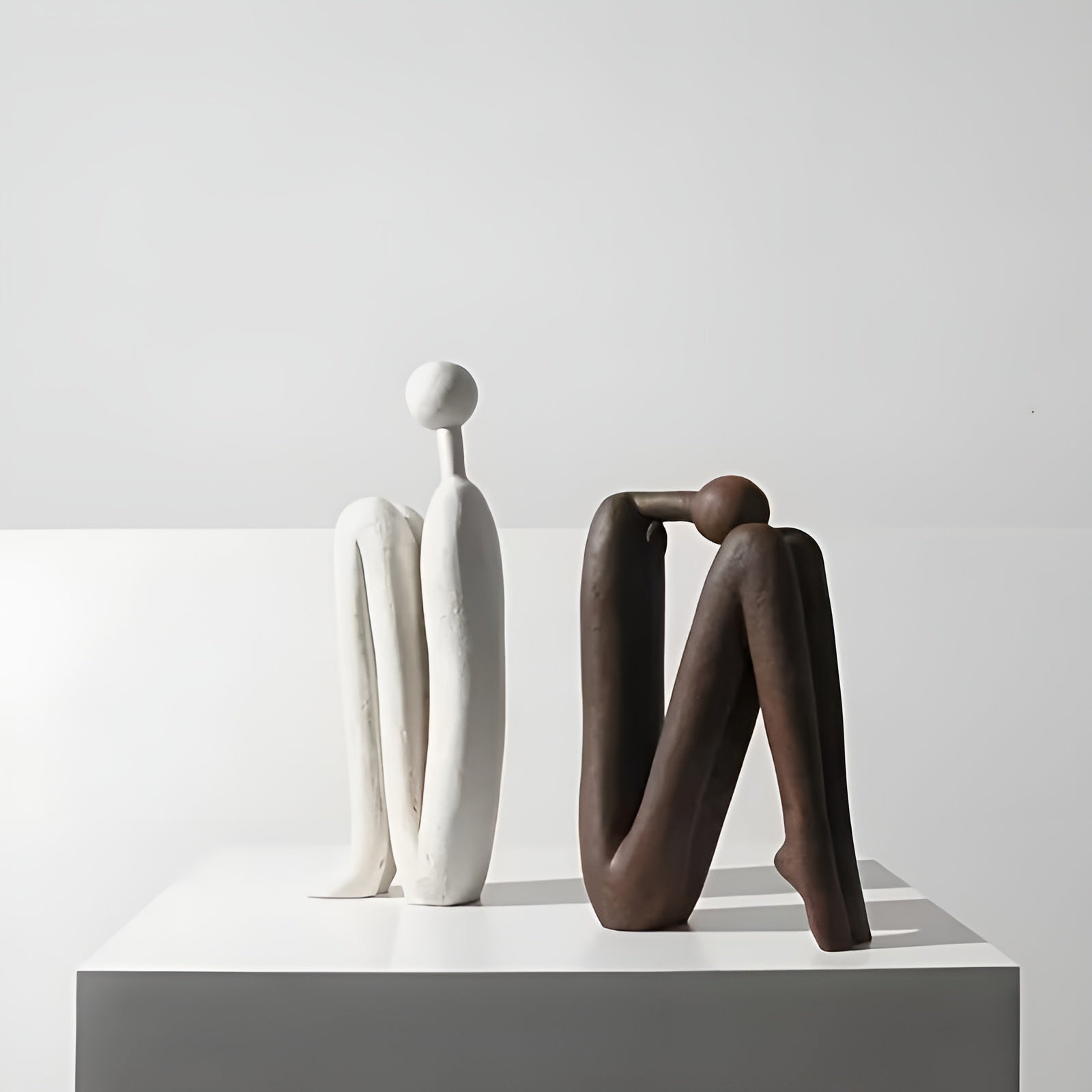 2-teiliges Skulpturen-Set aus Kunstharz – Moderne Menschenfiguren | Dekorativ für Regal & Wohnzimmer - Skulptur