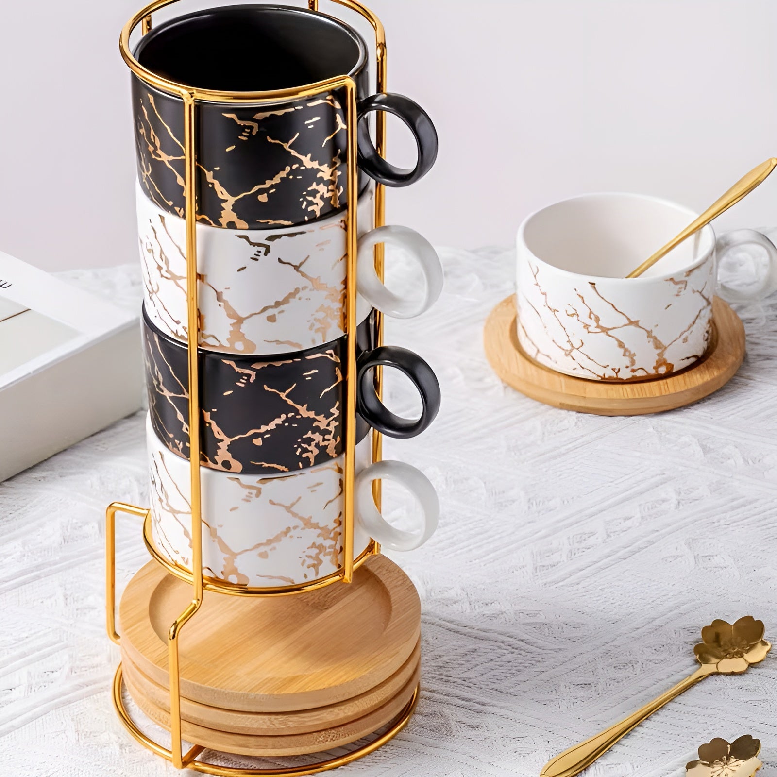 Keramik-Kaffeetassen Set (4-teilig) – Stapelbar mit Marmordesign | Mit Holzuntersetzer & Goldständer - Kaffeetasse