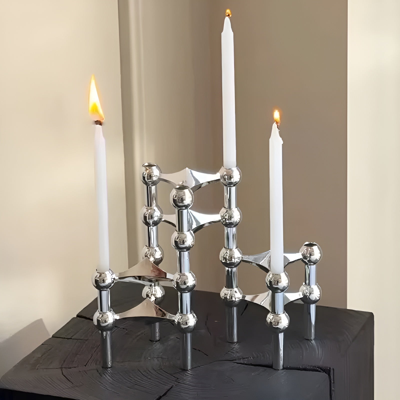 Abstrakter Kerzenhalter im Molekül-Design – Moderne Metalldeko für stilvolle Wohnräume - Kerzenhalter