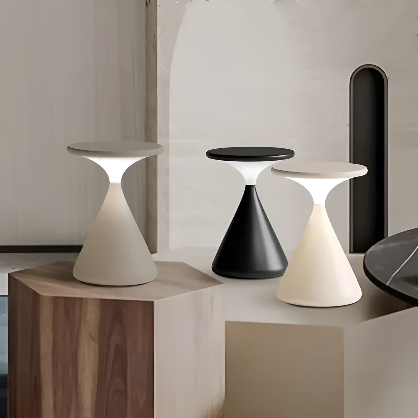 Kabellose LED-Tischlampe – Dimmbar und Wiederaufladbar im Sanduhr-Design
