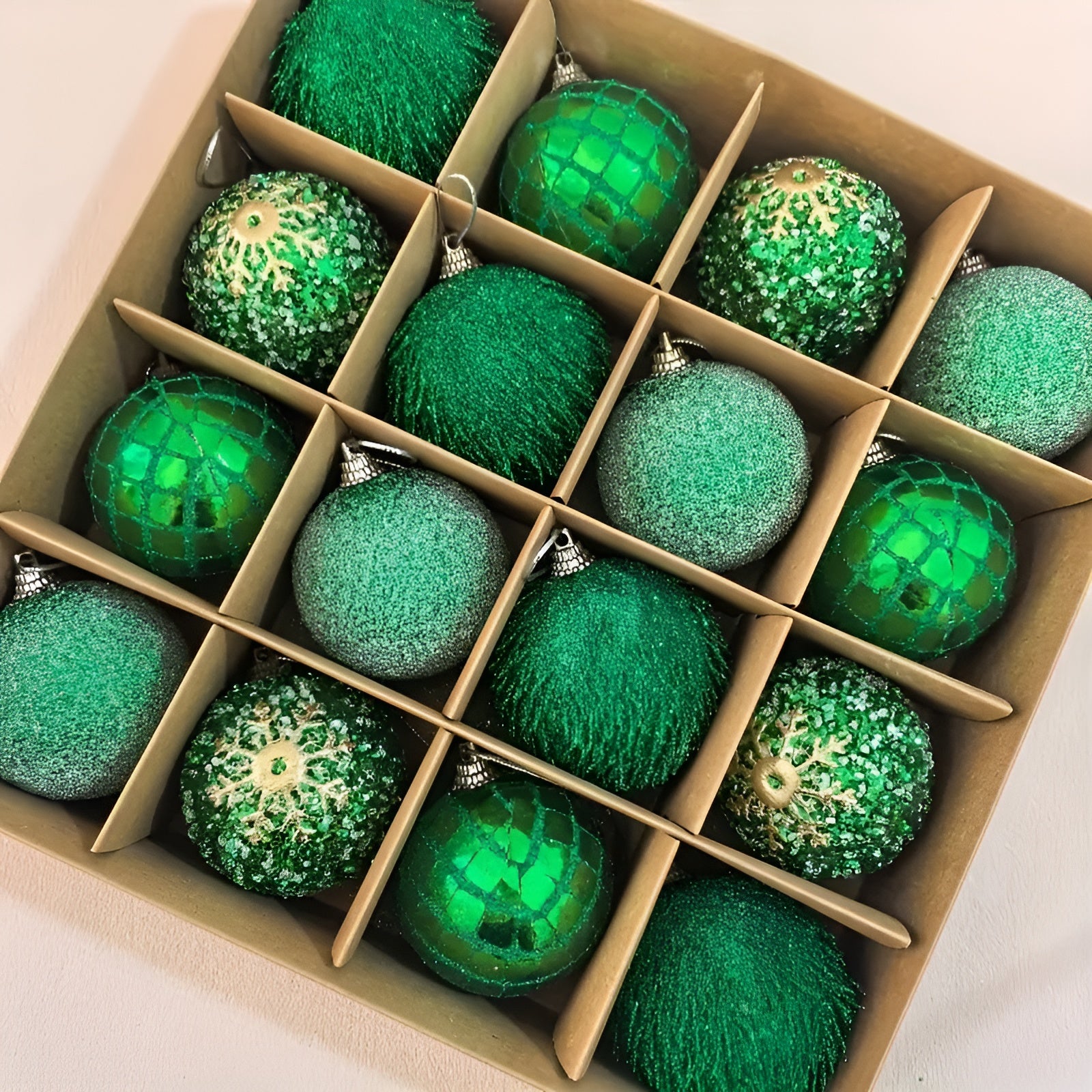 Weihnachtskugeln Set (16 Stück, Ø 6 cm) – Bunte Christbaumkugeln | Perfekte Deko für Baum, Wohnzimmer & Garten