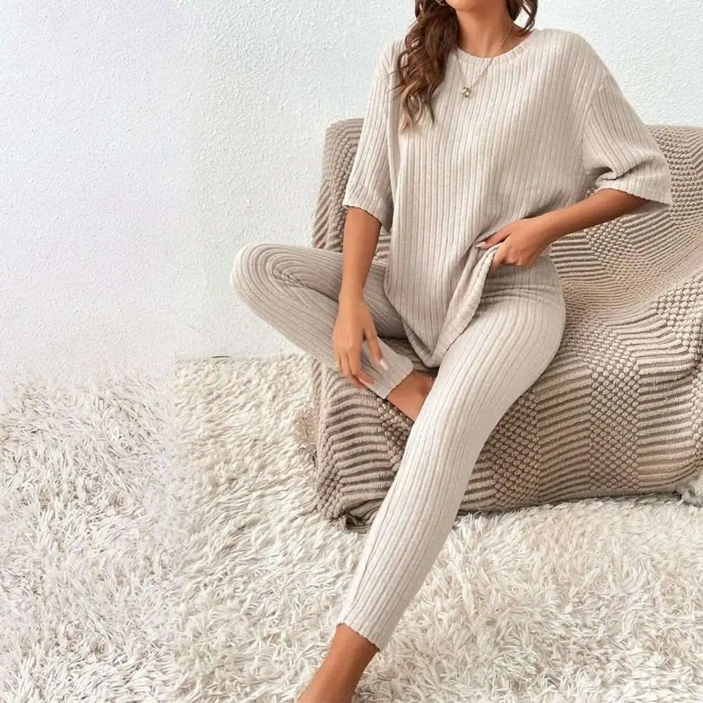 Beige Rippenstrick-Zweiteiler-Loungewear-Set.