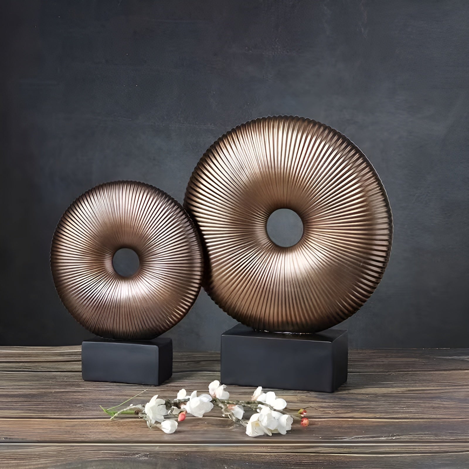 Runde Skulptur im Vintage-Stil – Chinesisch Inspiriert | Stilvolle Wohnraumdekoration aus Resin