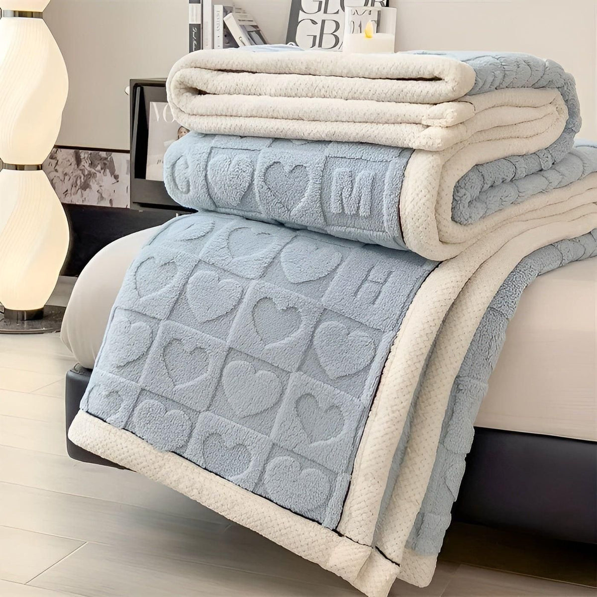 CoralDream Blanket - Warme Fleece-Winterdecke mit beidseitigem Herz- und Buchstabendesign - Blau / 100*150 cm