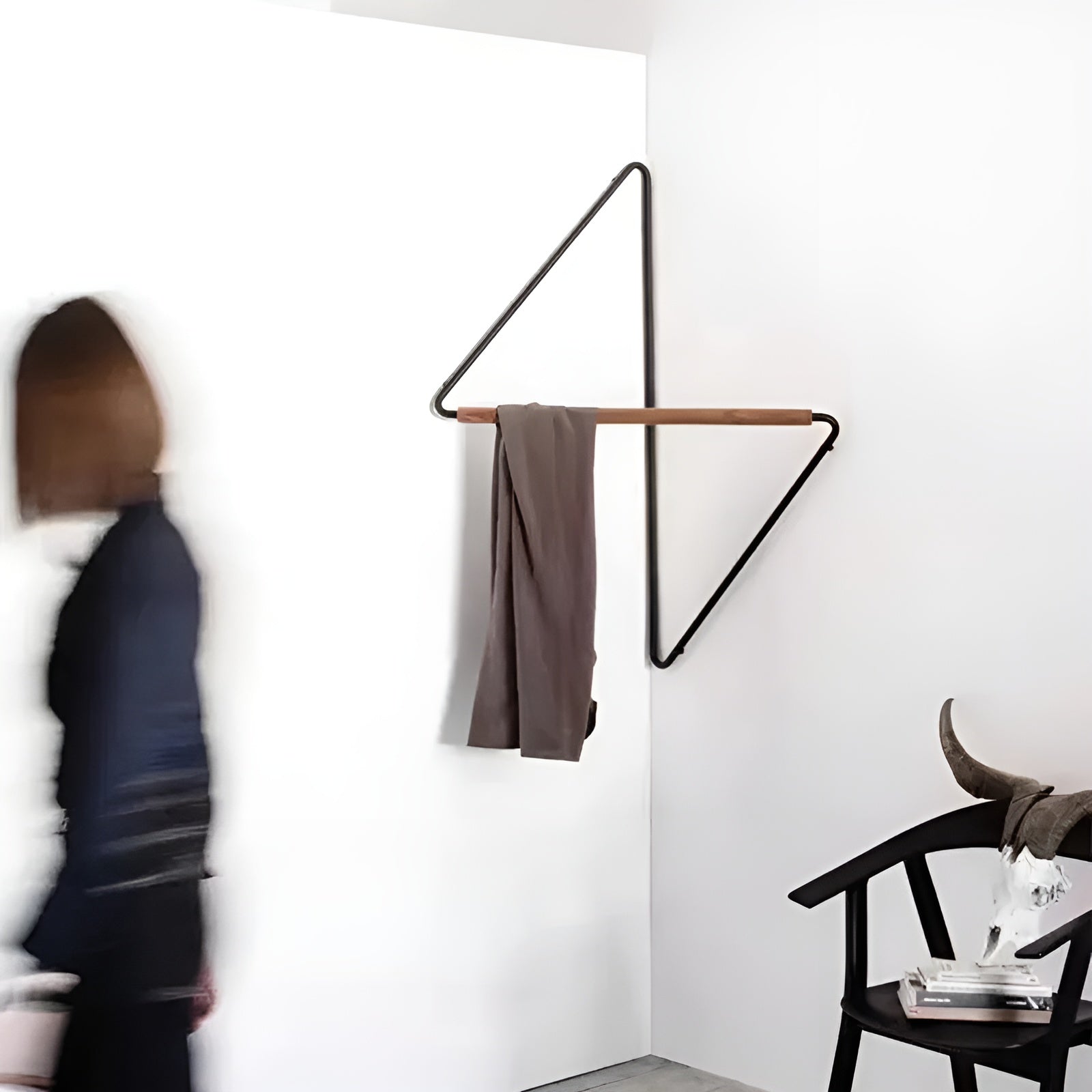 Eckiger Wandhaken aus Holz und Metall – Minimalistischer Kleiderständer im Designer-Stil - Damenkleid