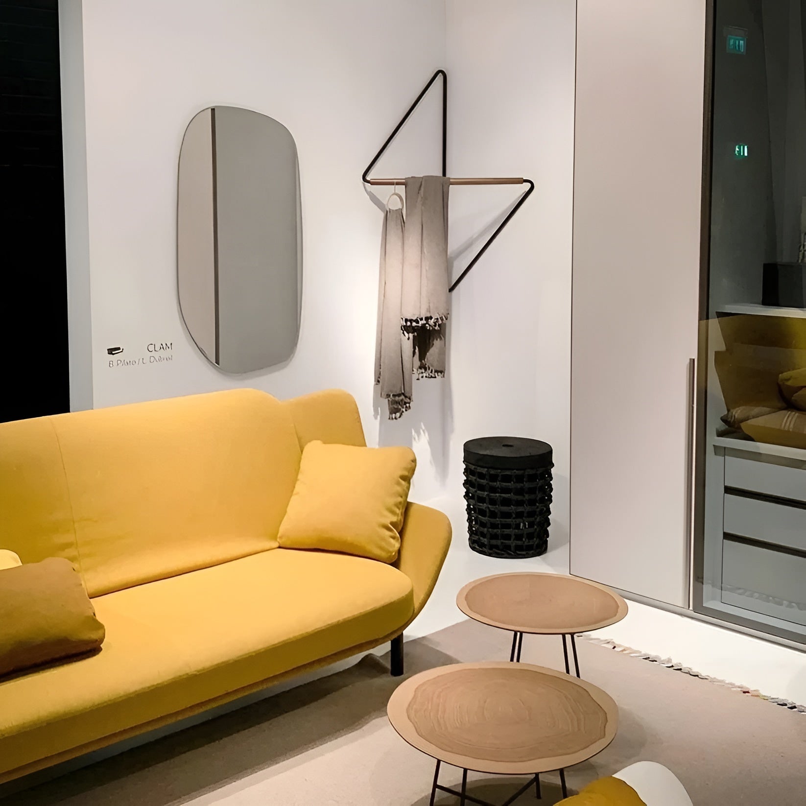 Eckiger Wandhaken aus Holz und Metall – Minimalistischer Kleiderständer im Designer-Stil - Damenkleid