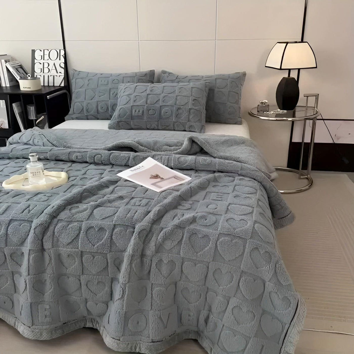 CozyJacquard Blanket - Ultra-Weiche Coral Fleece Decke mit Doppelseitigem Herz- und Buchstaben-Design - Saisonale
