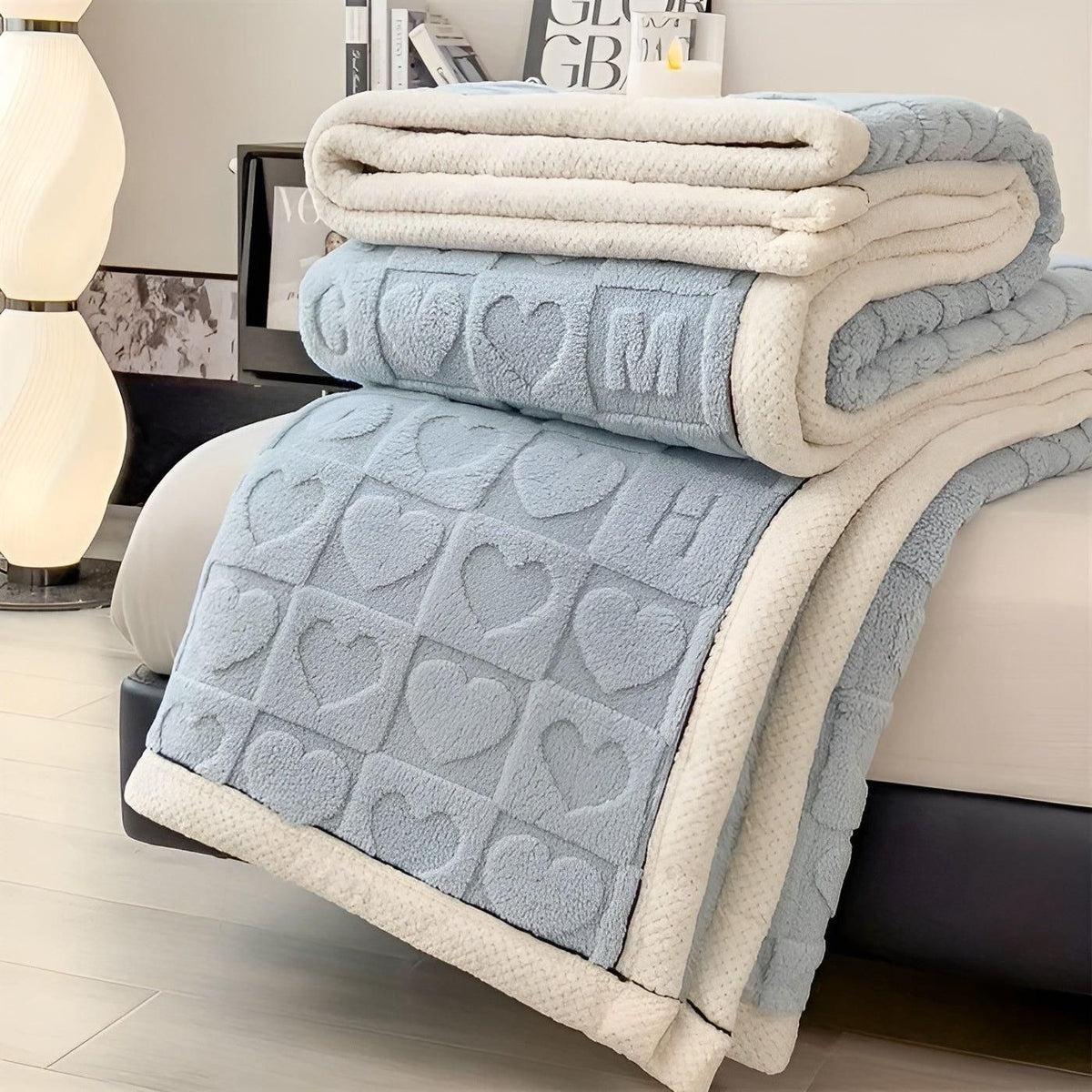 CozyJacquard Blanket - Ultra-Weiche Coral Fleece Decke mit Doppelseitigem Herz- und Buchstaben-Design - Blau / 100*150