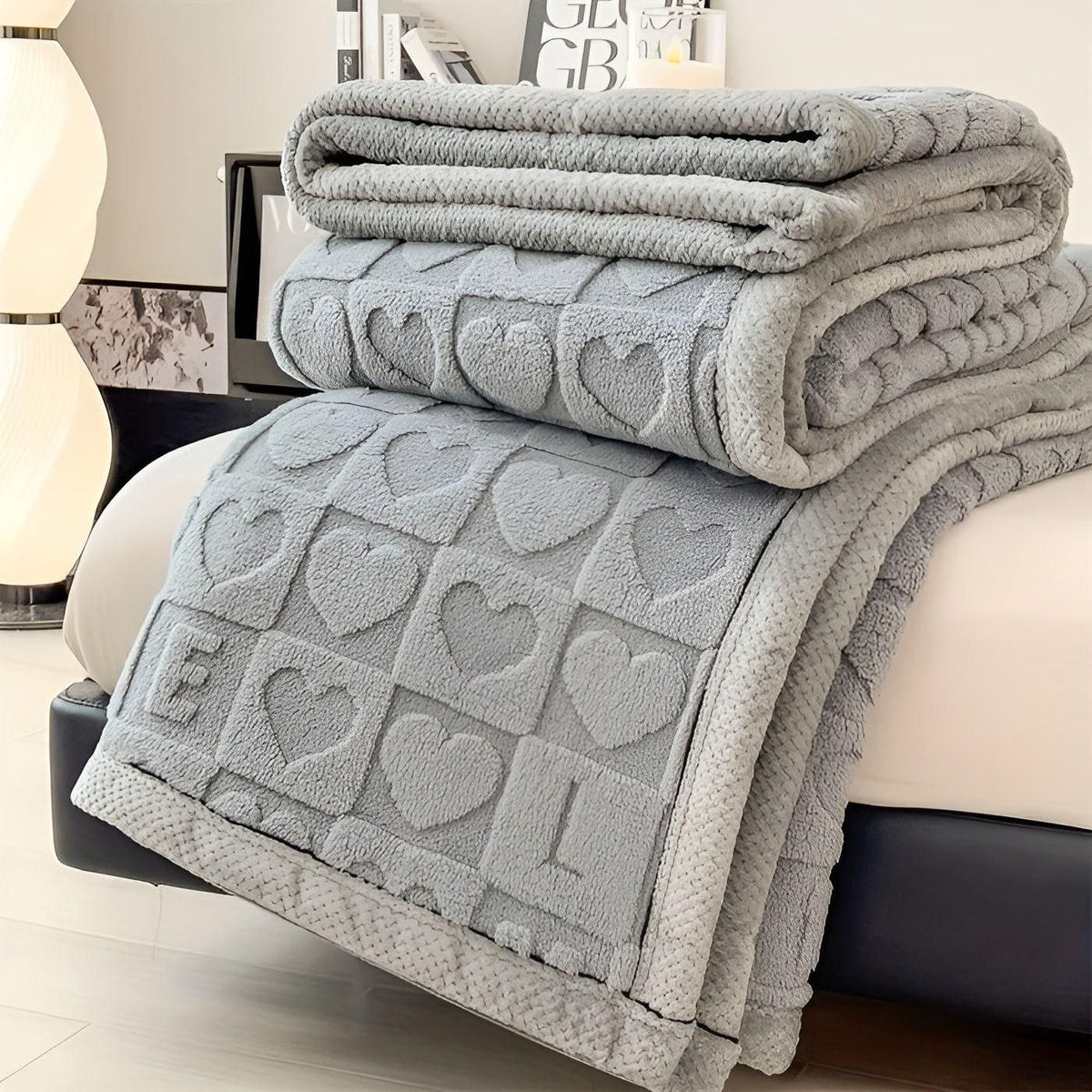 CozyJacquard Blanket - Ultra-Weiche Coral Fleece Decke mit Doppelseitigem Herz- und Buchstaben-Design - Grau / 100*150