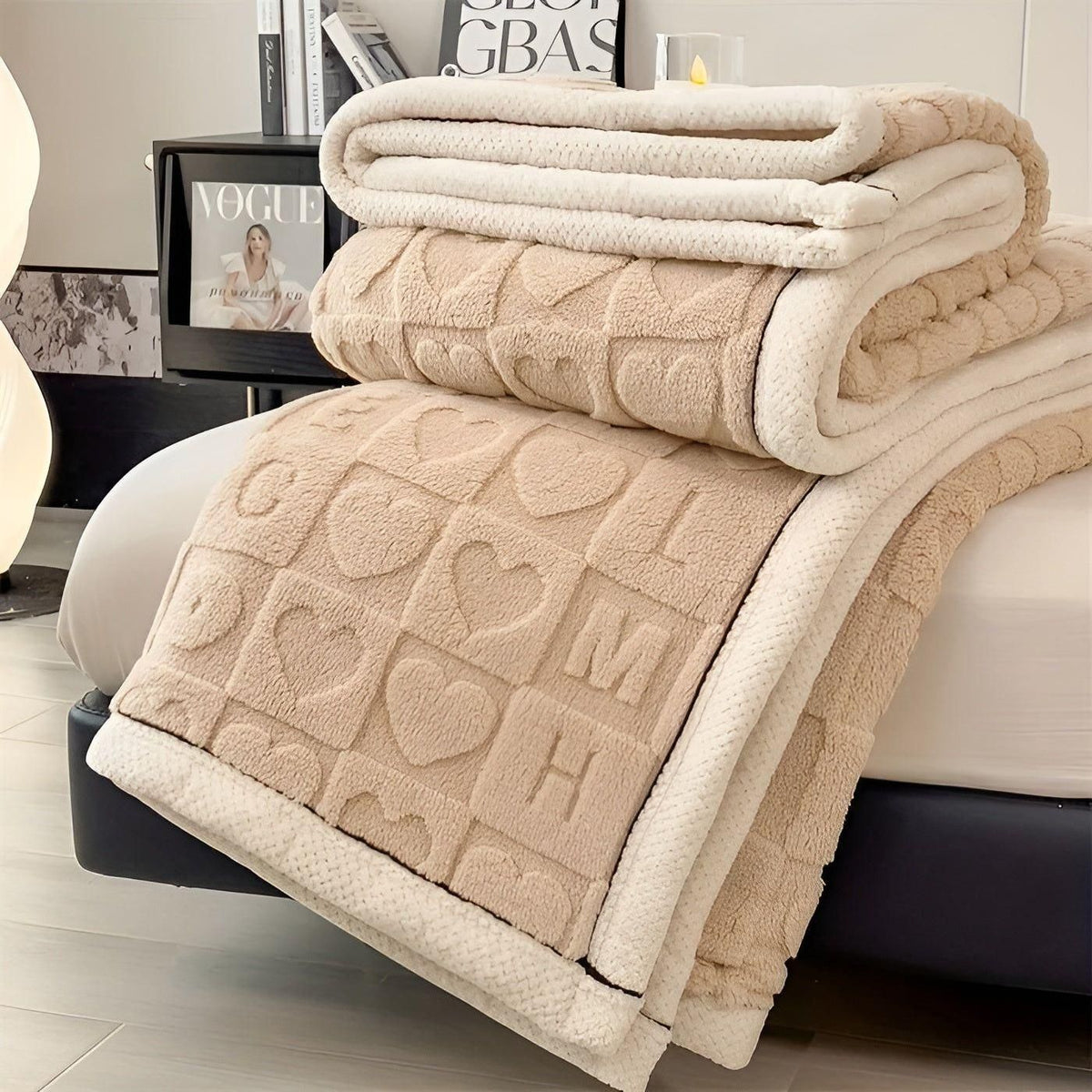 CozyJacquard Blanket - Ultra-Weiche Coral Fleece Decke mit Doppelseitigem Herz- und Buchstaben-Design - Kaffee