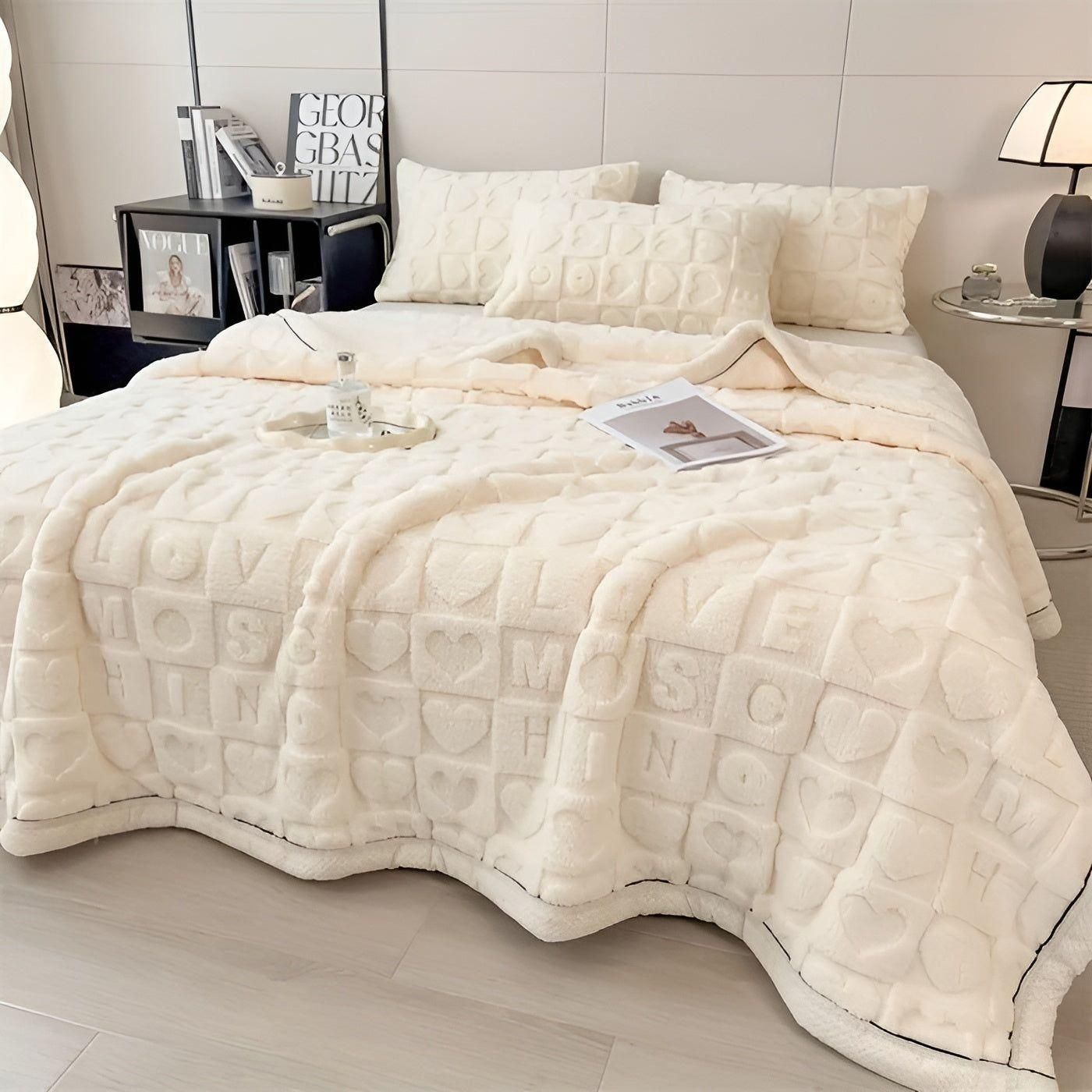CozyJacquard Blanket - Ultra-Weiche Coral Fleece Decke mit Doppelseitigem Herz- und Buchstaben-Design - Saisonale
