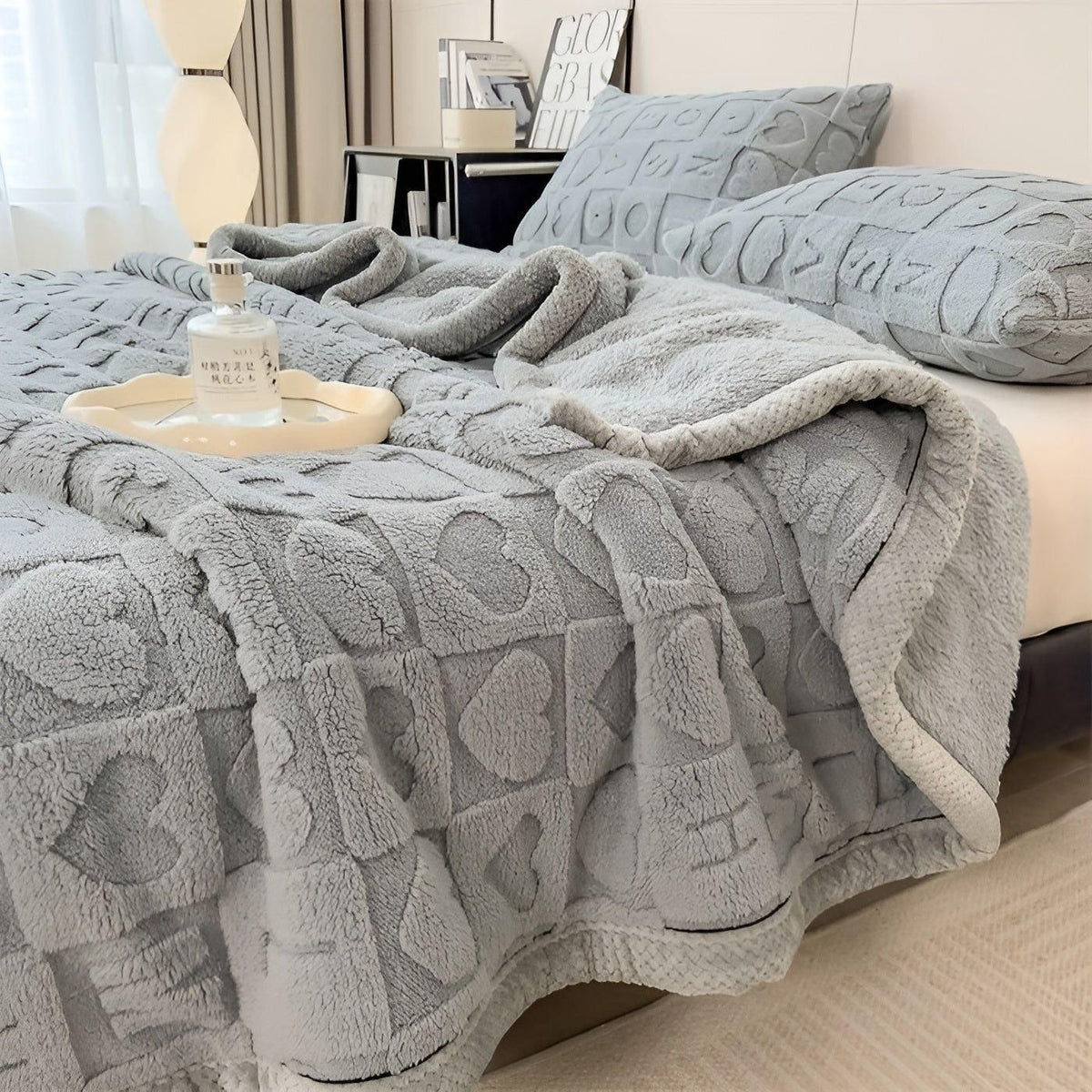 CozyJacquard Blanket - Ultra-Weiche Coral Fleece Decke mit Doppelseitigem Herz- und Buchstaben-Design - Saisonale