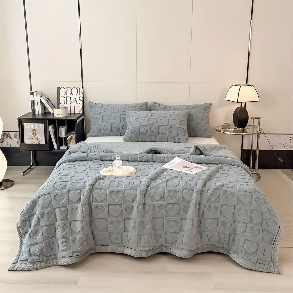 CozyJacquard Blanket - Ultra-Weiche Coral Fleece Decke mit Doppelseitigem Herz- und Buchstaben-Design - Saisonale