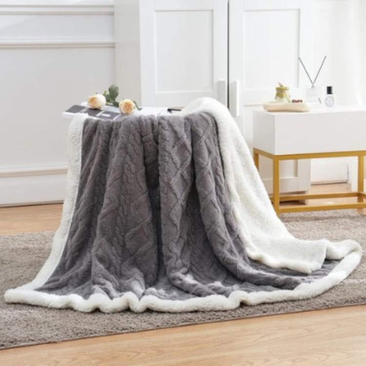 Gewichtsdecke in Blau auf einem Sofa im Wohnzimmer