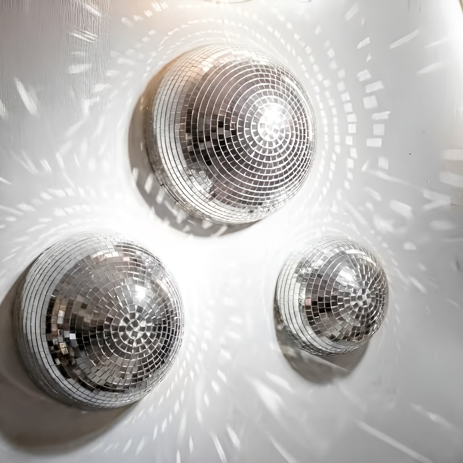 Disco-Spiegel Wanddeko – 3D Halbkuppel Spiegel-Set mit Mosaik-Effekt für stilvolle Wohnraumdekoration - Disco-Kugel