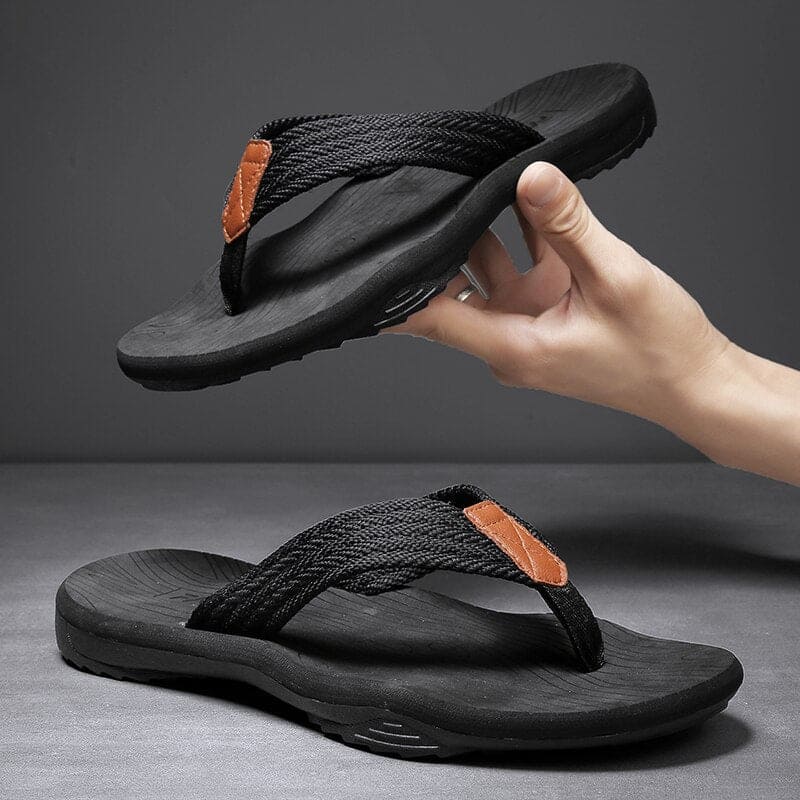 Orthopädische Hausschuhe in Schwarz mit schwarzen Details